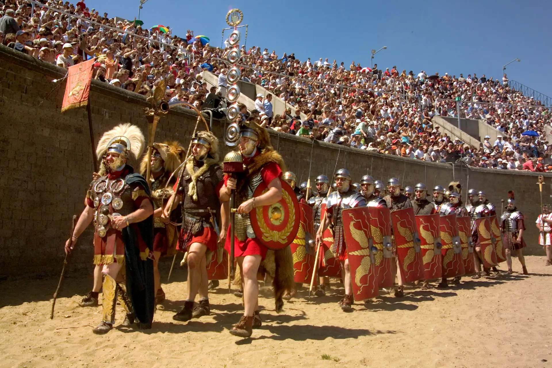 Einzug des Festzugs von Legionären ins vollbesetzte Amphitheater