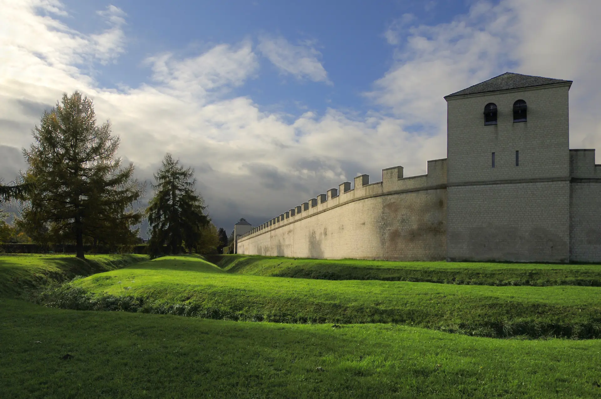 Der Südost-Eckturm mit Stadtmauer