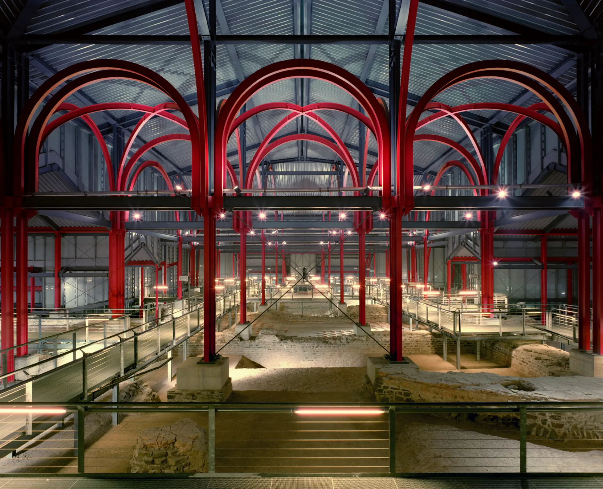 Blick in den Thermenschutzbau mit den Fundamenten der Großen Thermen