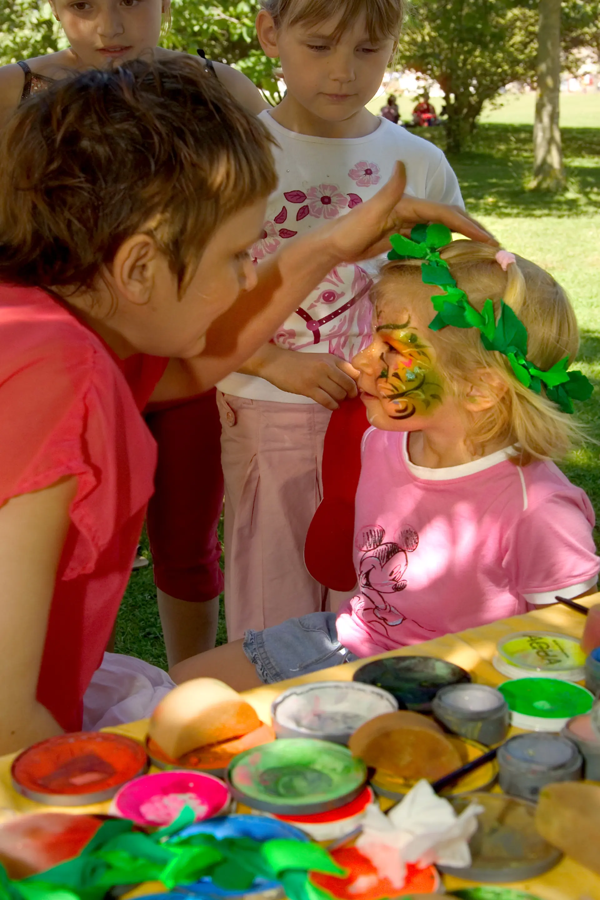 Kinderaktion, kleines Kind wird geschminkt