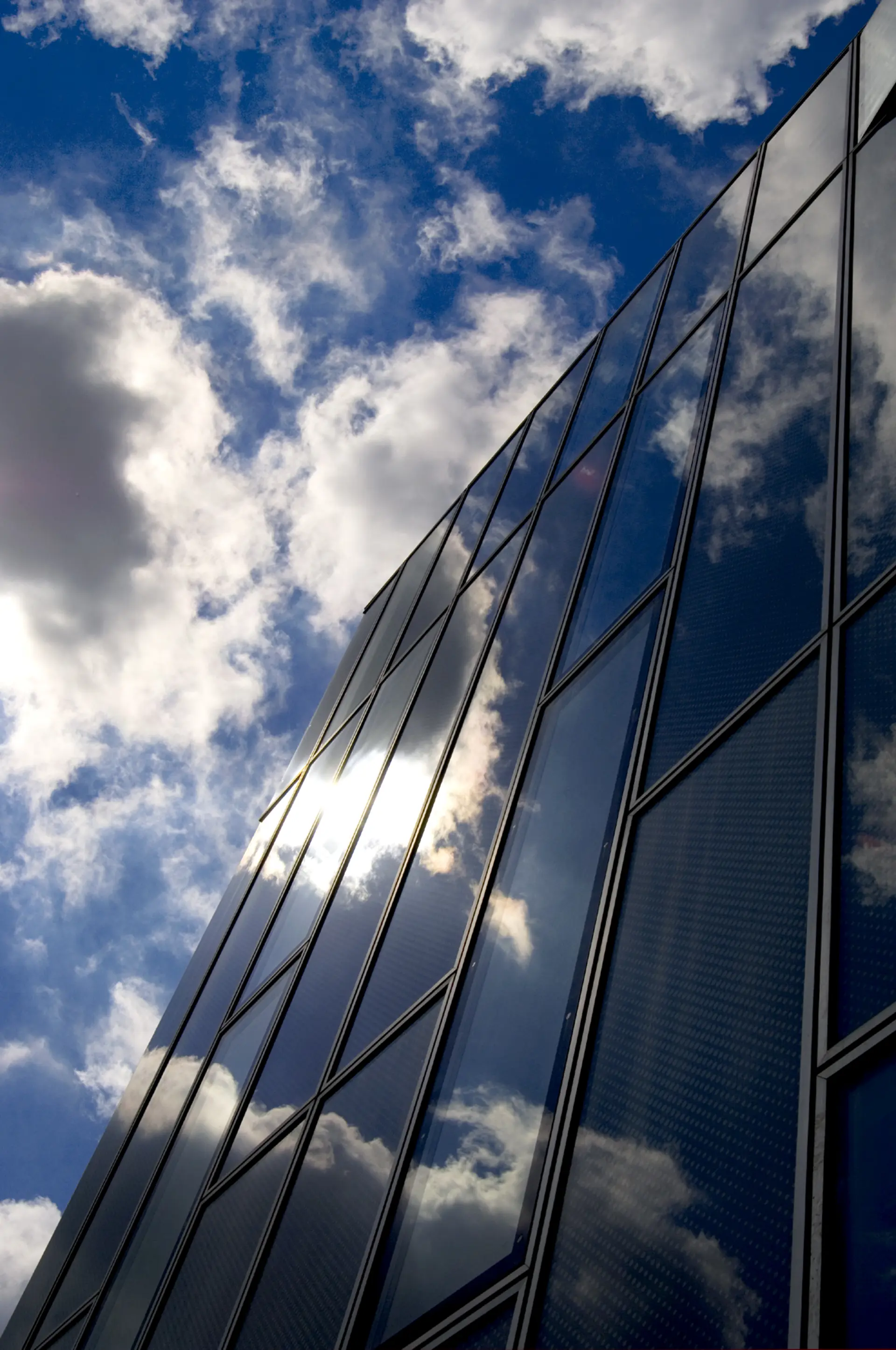Wolken spiegeln sich in der Fassade des Römermuseums