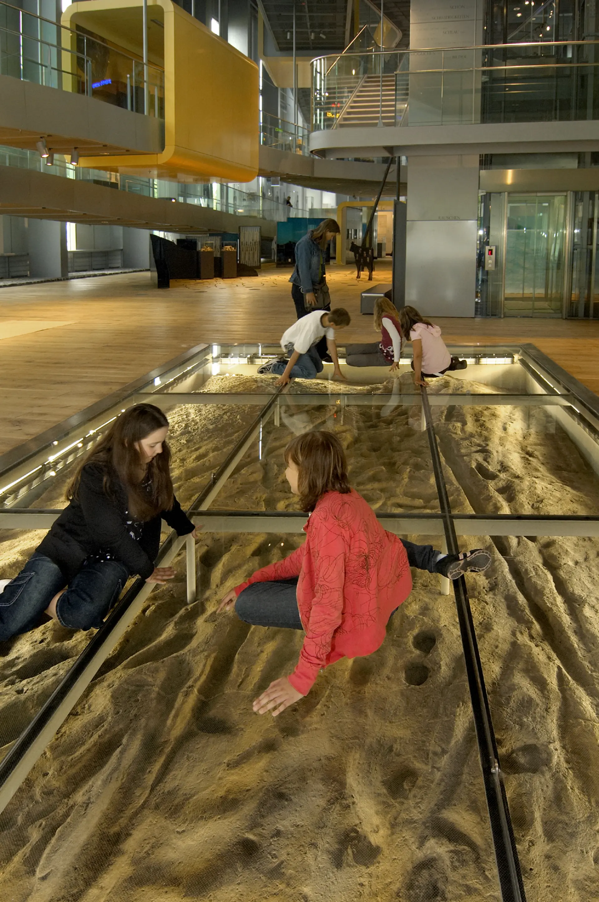 Eingangsbereich des Römermuseums mit konservierten Wagenspuren unter Glas