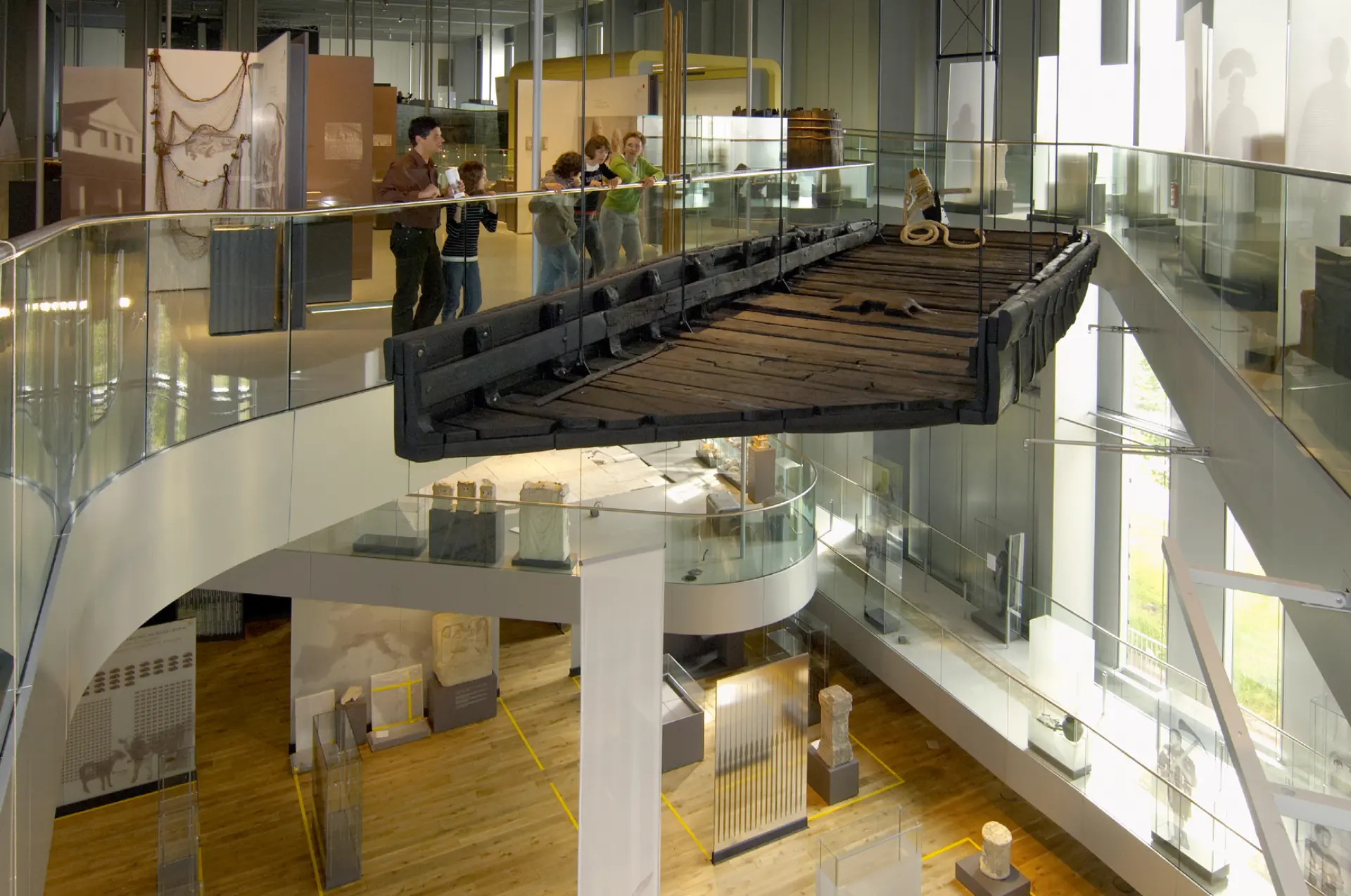 Im ersten Stock des Römermuseums hängt ein konserviertes Flachbodenboot in der Luft 