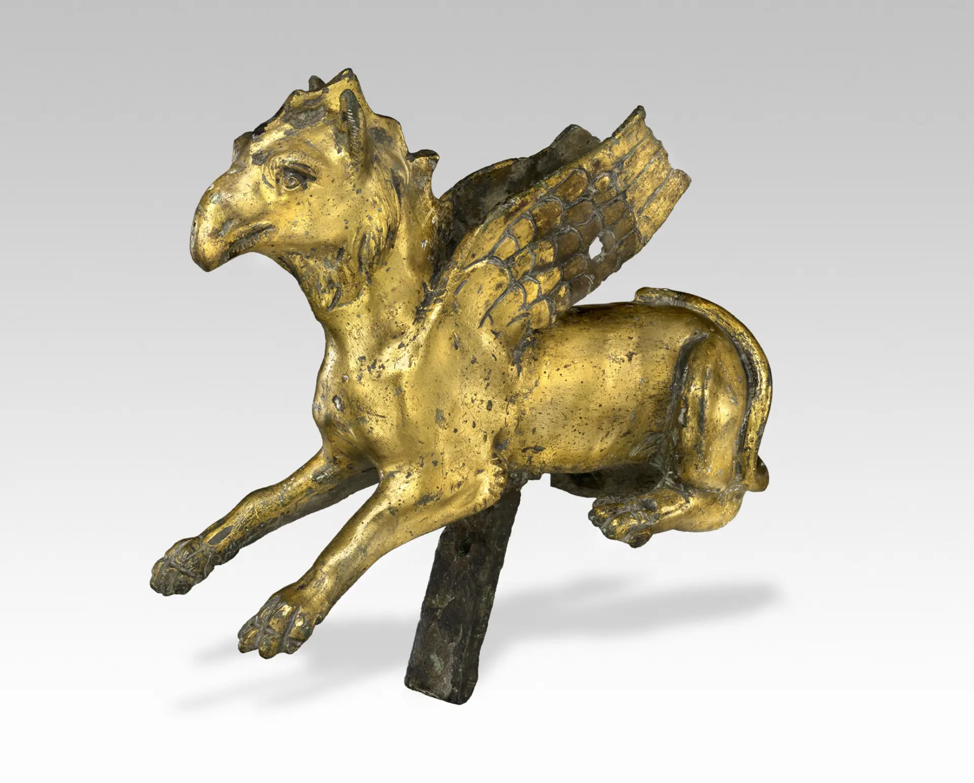 Highlight des Römermuseums: eine vergoldete Greifen-Statuette