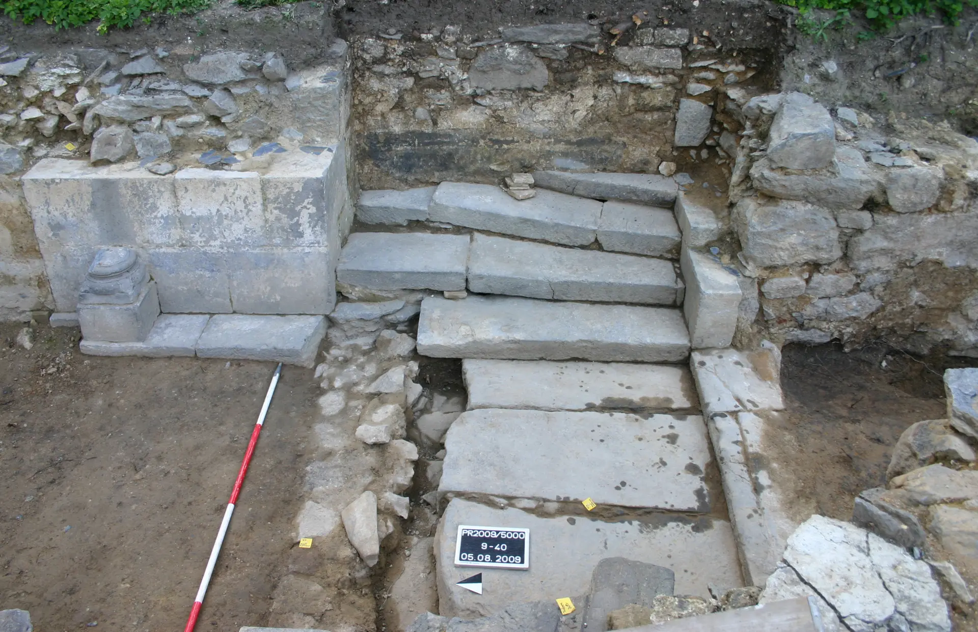 Fundamente und Treppenstufen eines Gebäudes während einer Grabung freigelegt.