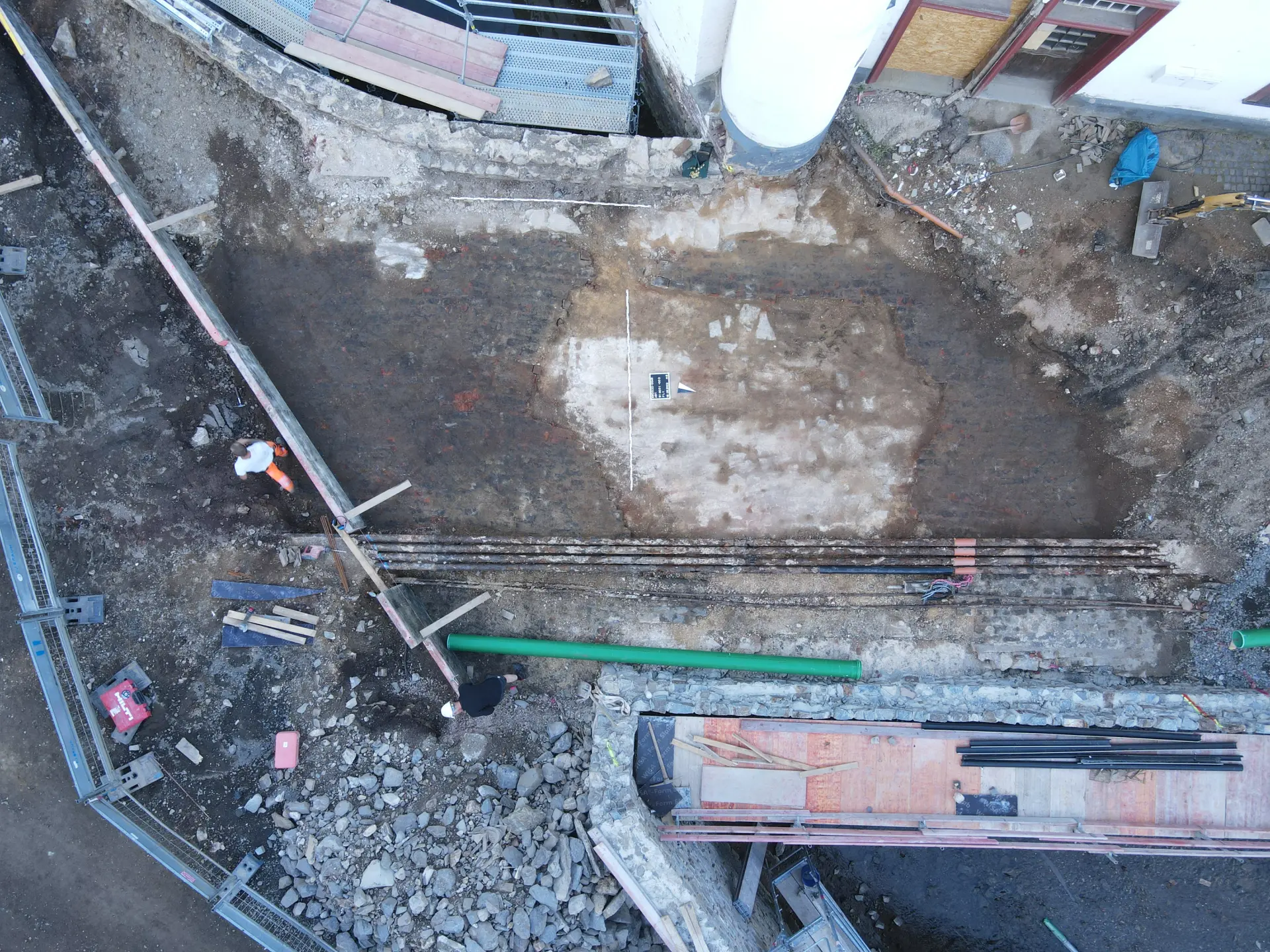 Aufsicht auf eine alte Straße. Das Umfeld ist eine Baustelle.