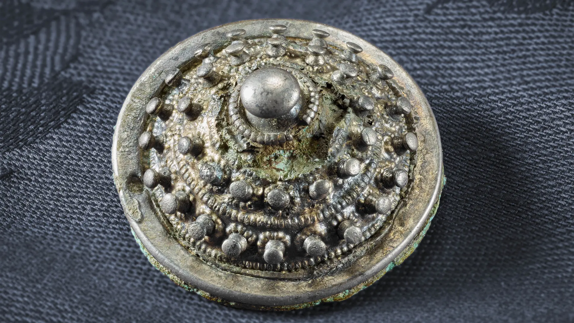 Schminkpalette aus Marmor mit Resten eines hölzernen Pigmentkästchens.