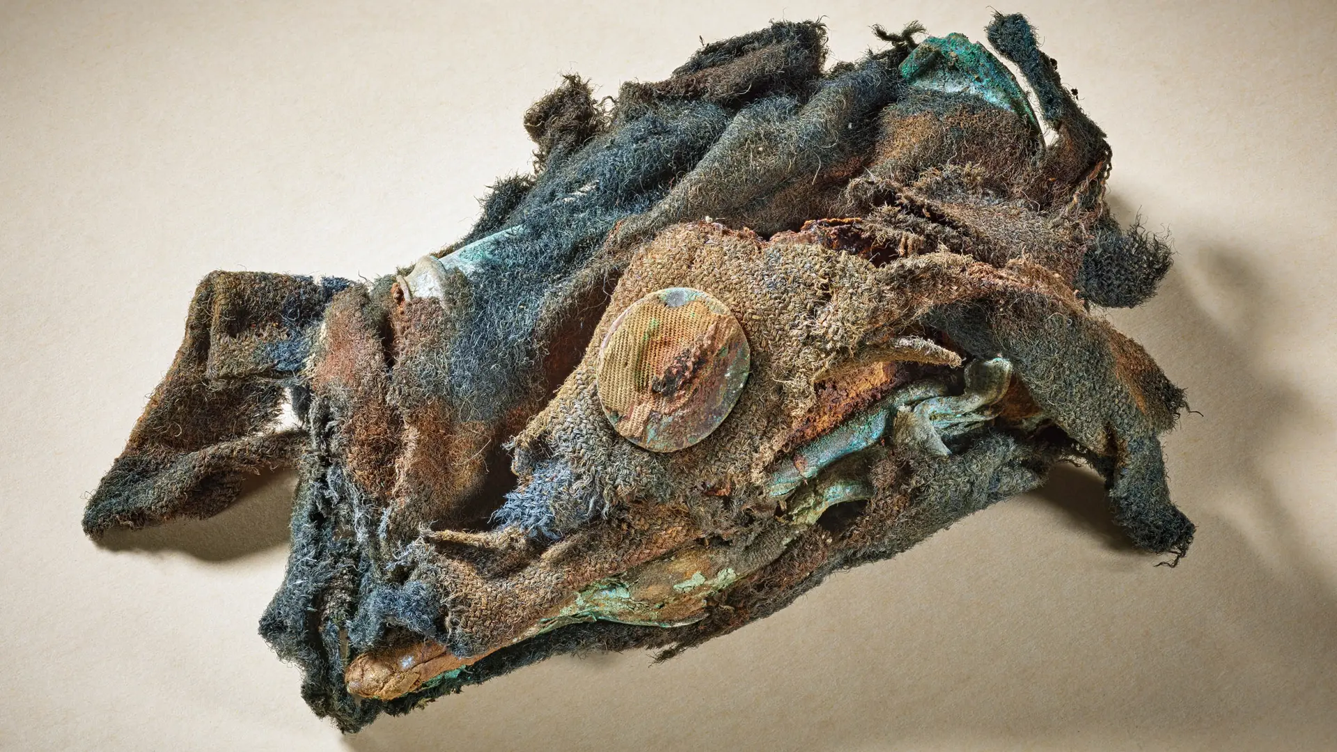 Schminkpalette aus Marmor mit Resten eines hölzernen Pigmentkästchens.
