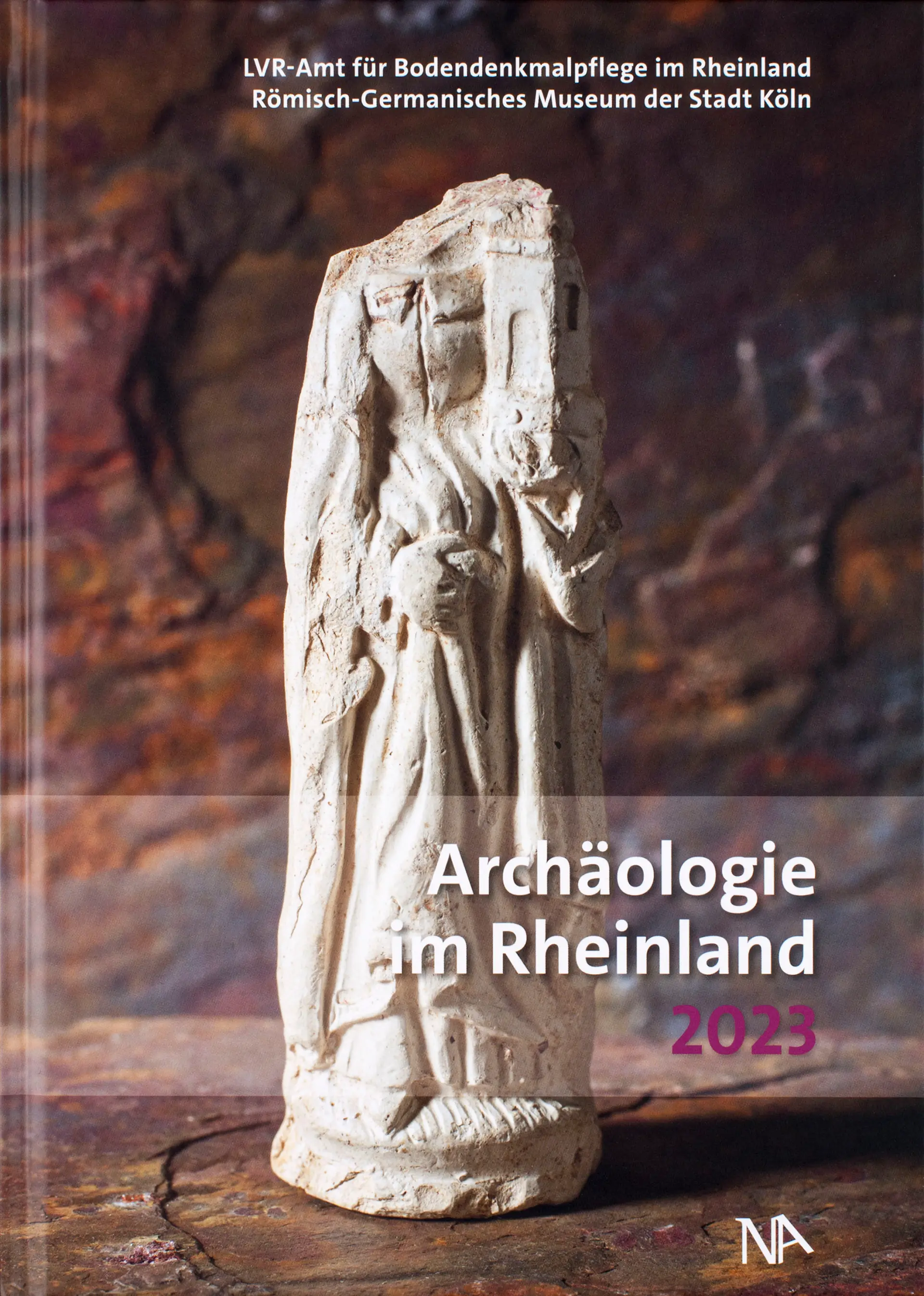 Coverfoto der Archäologie im Rheinland 2023. Das Bild zeigt eine Figur ohne Kopf aus einem beigen Ton hergestellt.