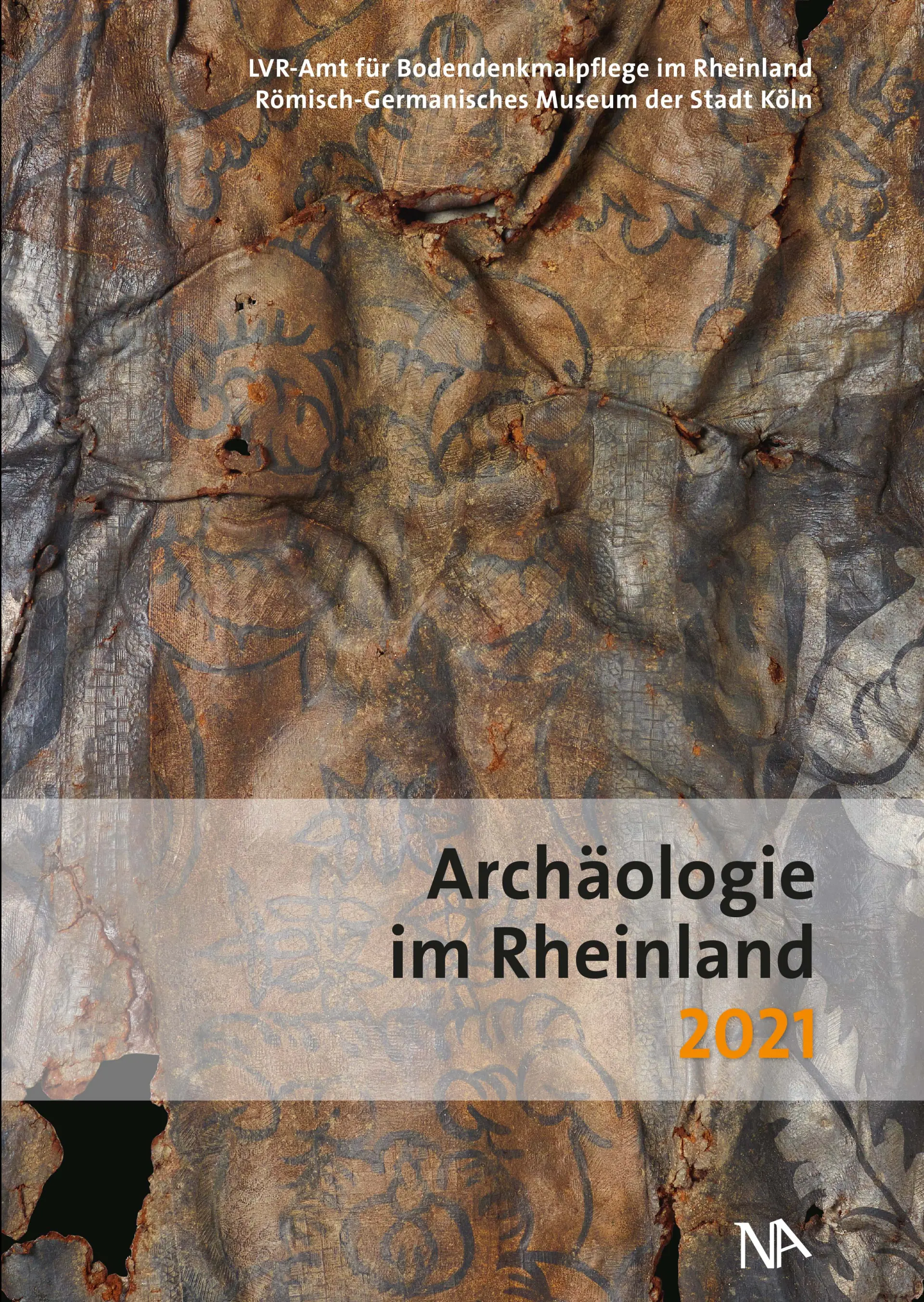 Coverfoto der Archäologie im Rheinland 2021. Das Bild zeigt ein Stück Leder mit schwarzer und goldener Bemalung.