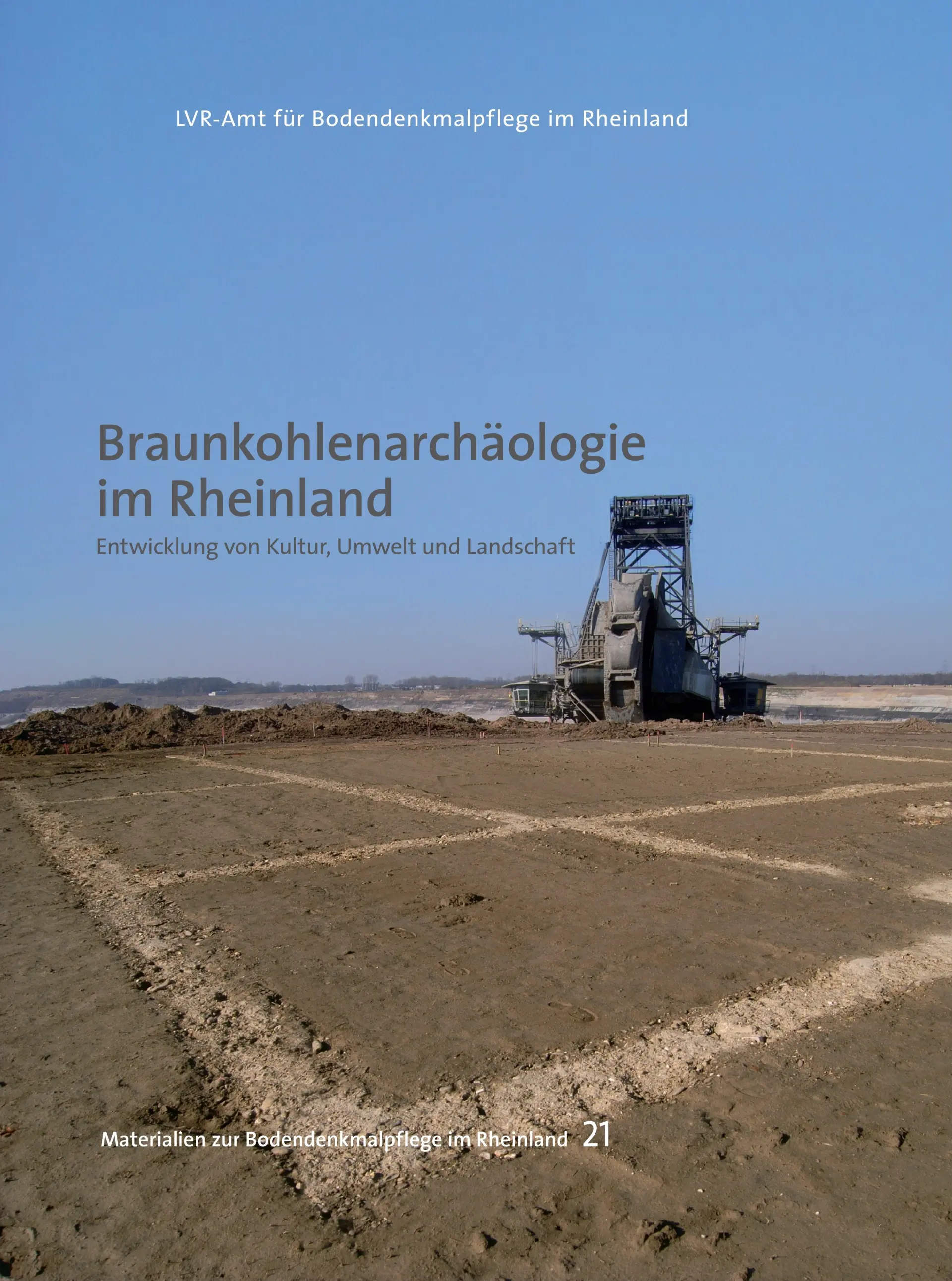 Coverfoto des Materialbandes "Braunkohlearchäologie im Rheinland. Entwicklung von Kultur, Umwelt und Landschaft". Das Bild zeigt eine offene Braunkohle-Tagebaufläche. Im Vordergrund sind rechteckige archäologische Strukturen im Boden erkennbar. Im Hintergrund steht ein großer Schaufelradbagger in einer kargen Landschaft unter klarem blauem Himmel. 