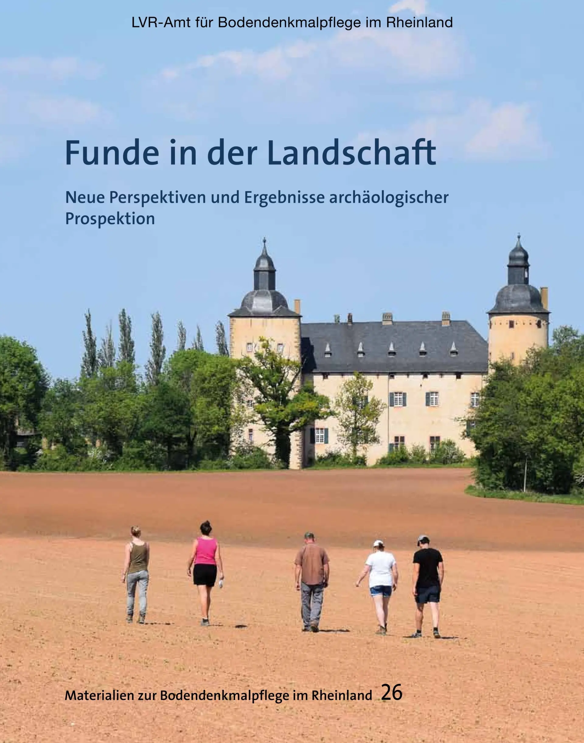 Coverfoto des Materialienbandes "Funde in der Landschaft. Neue Perspektiven und Ergebnisse archäologischer Prospektion". Das Bild zeigt fünf Personen, die über einen Acker laufen. Im Hintergrund ist ein Schloss umgeben von Bäumen.