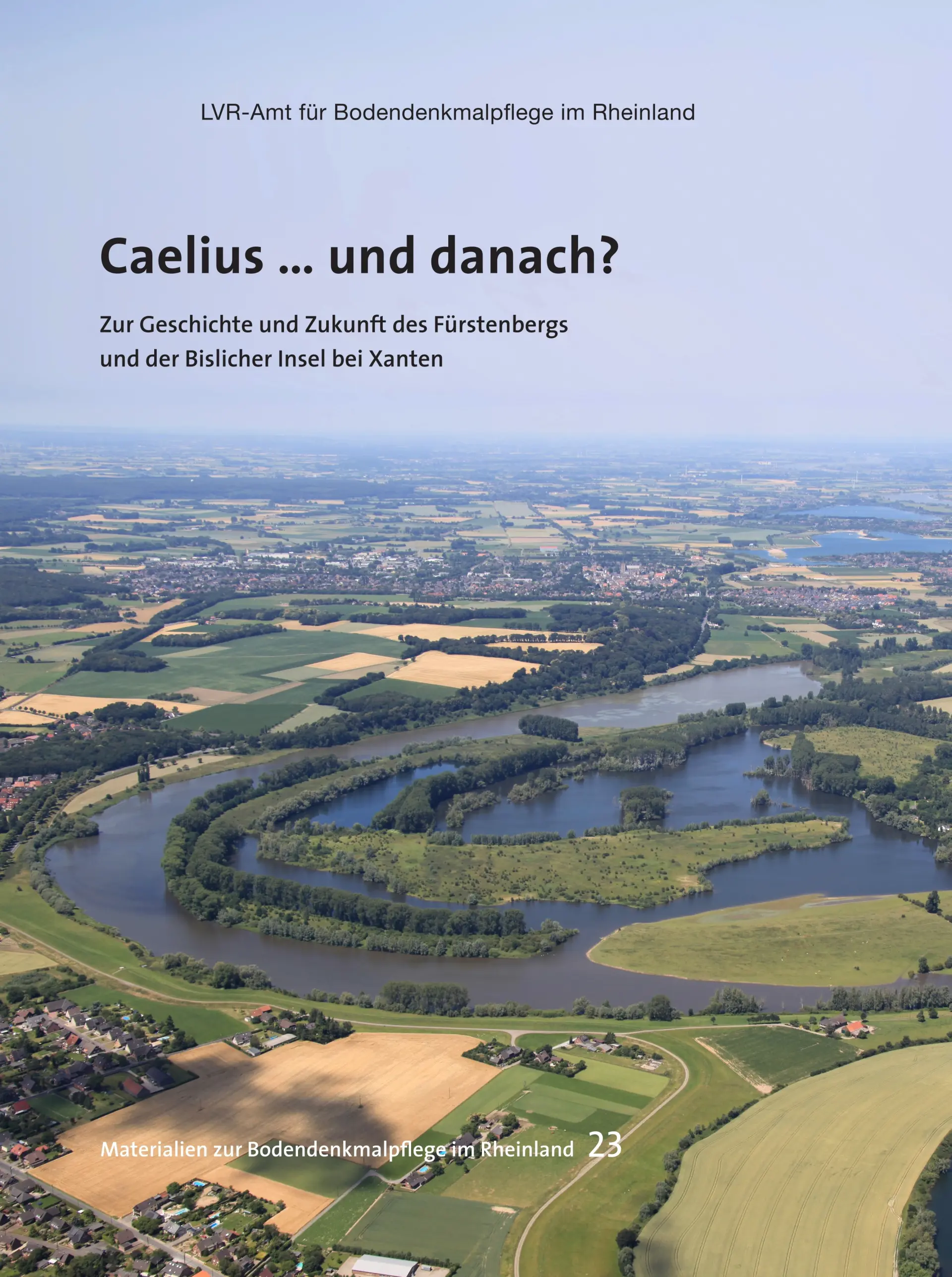 Coverfoto des Materialienbandes "Caelius ... und danach?  Zur Geschichte und Zukunft des Fürstenbergs und der Bislicher Insel bei Xanten". Das Bild zeigt eine Flussschleife aus der Vogelperspektive, umgeben von Wäldern, Feldern und Häusern.