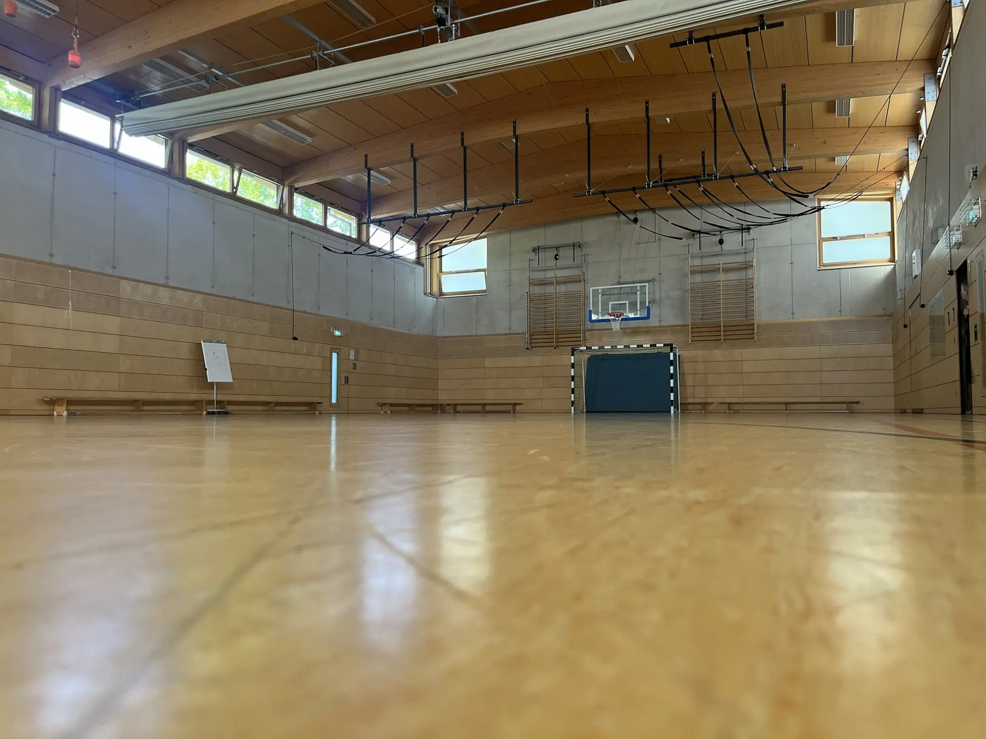 große Sporthalle mit Parkettboden, Basketballkorb und Fußballtor