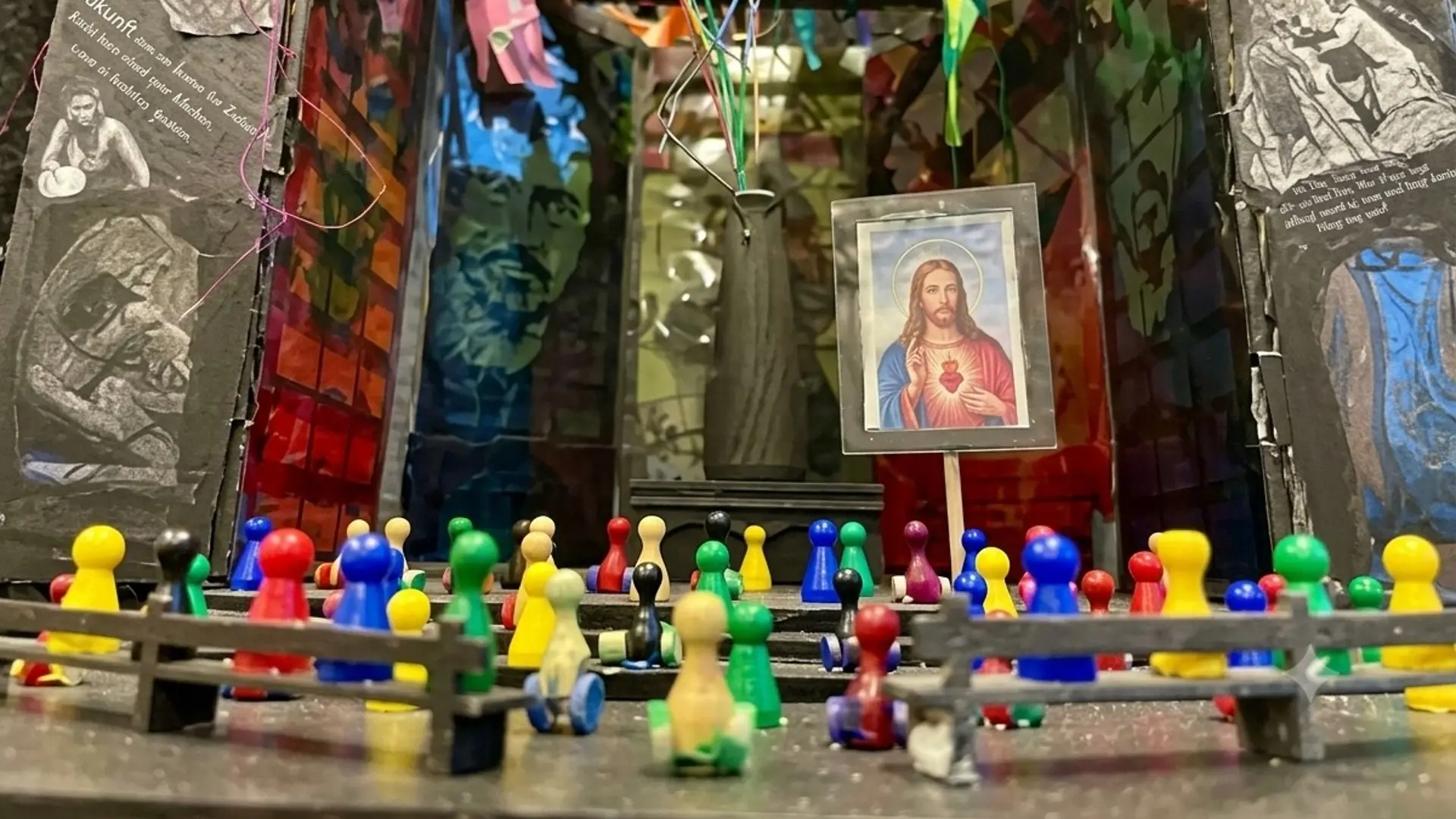 Miniatur-Modelle eines Kirchen-Bühnenbilds mit Spielfiguren und Miniaturbänken davor