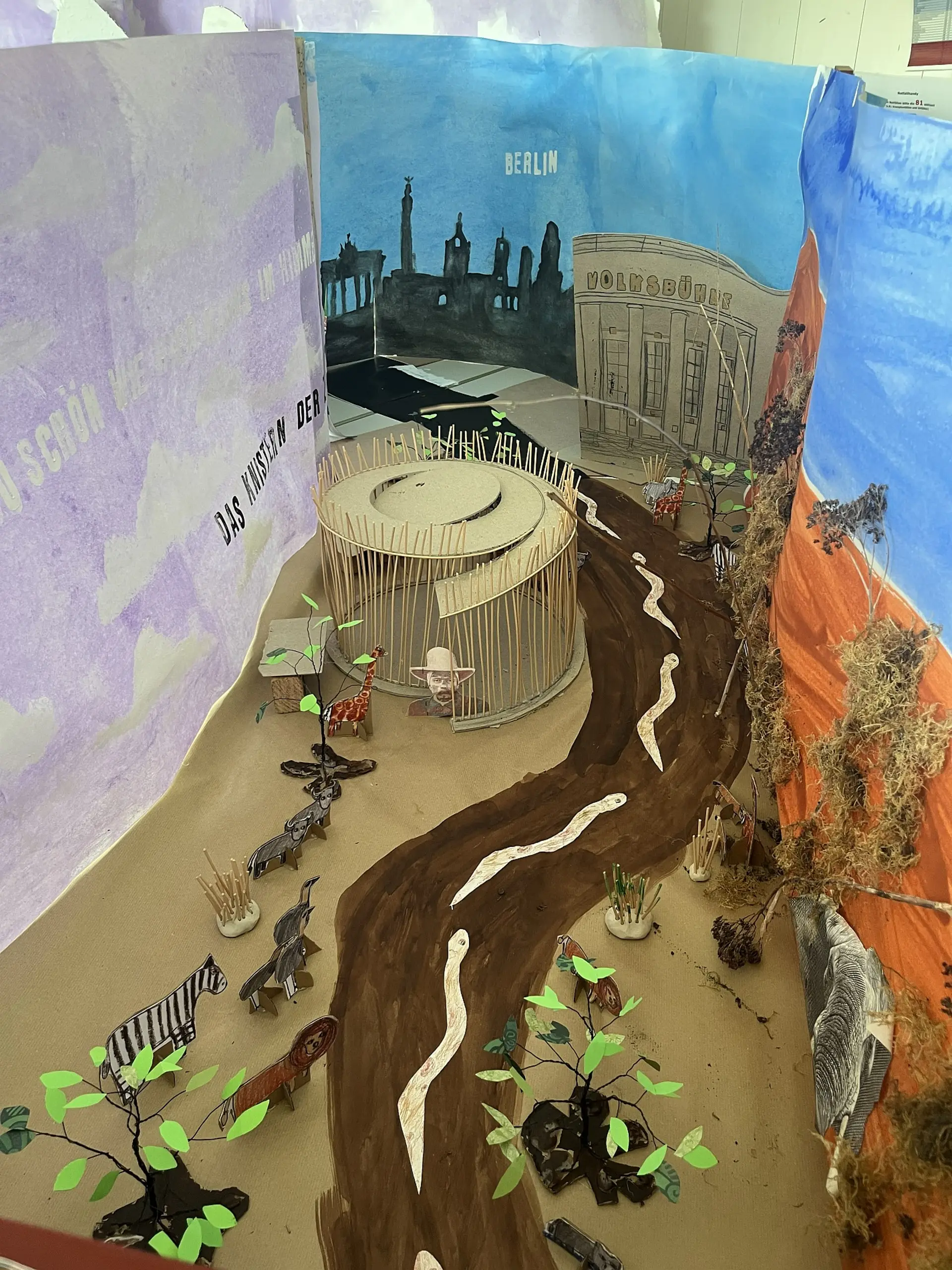Dschungel-Modelllandschaft aus Pappe mit Tieren und Berliner Skyline