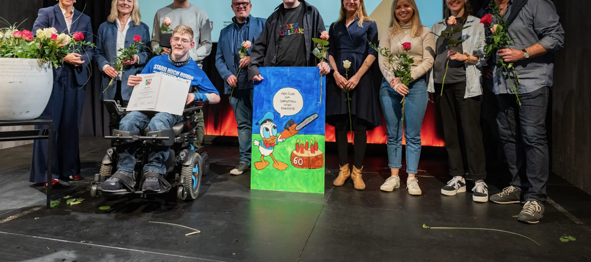 Gruppenbild der Preisträger*innen mit Schulministerin Dorothea Feller