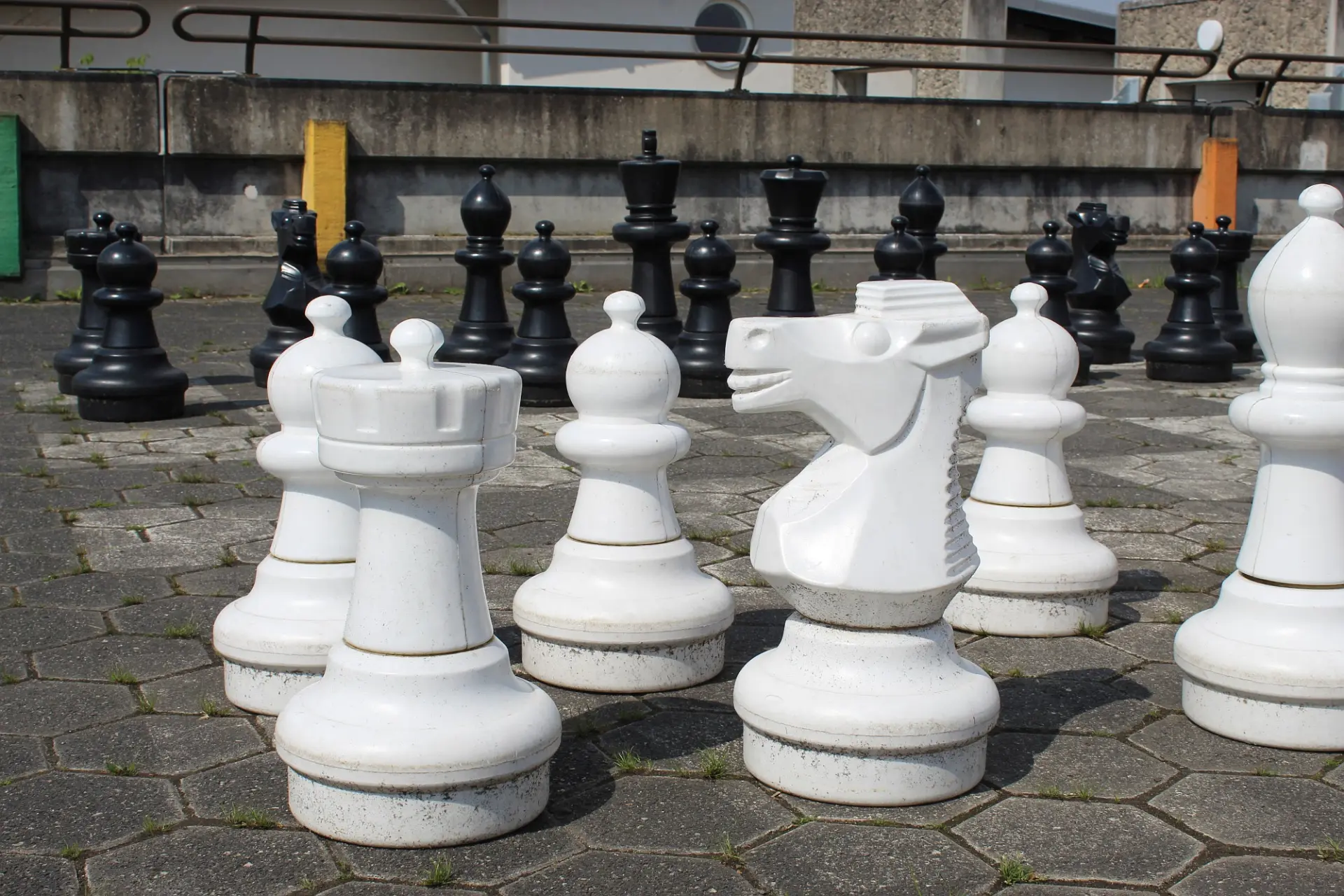 Circa Ein-Meter-große Schachfiguren, mit denen man auf dem Boden im Innenhof Schach spielen kann.