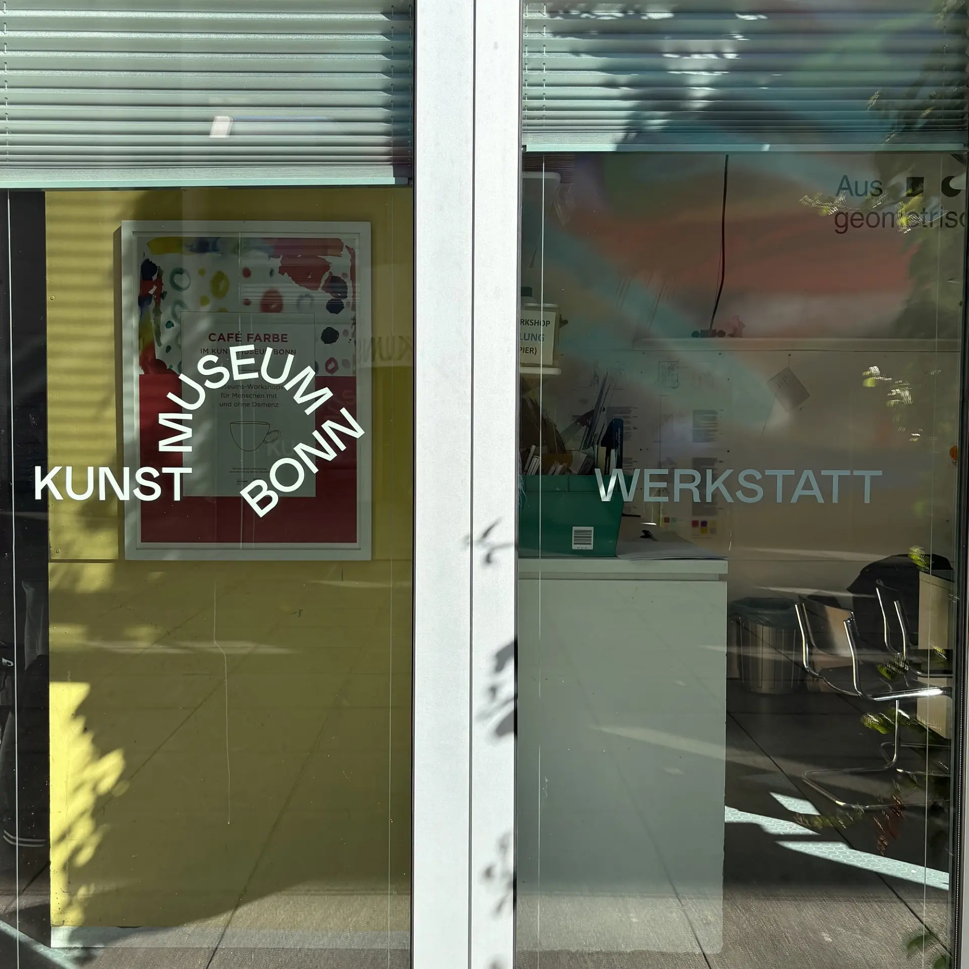 Blick durch eine große Fensterfront auf die Werkstatt des Kunstmuseums Bonn.