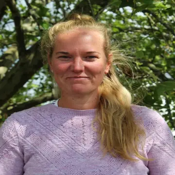 Porträtfoto von der Verwaltungskraft Svenja Stomberg