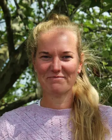 Porträtfoto von der Verwaltungskraft Svenja Stomberg