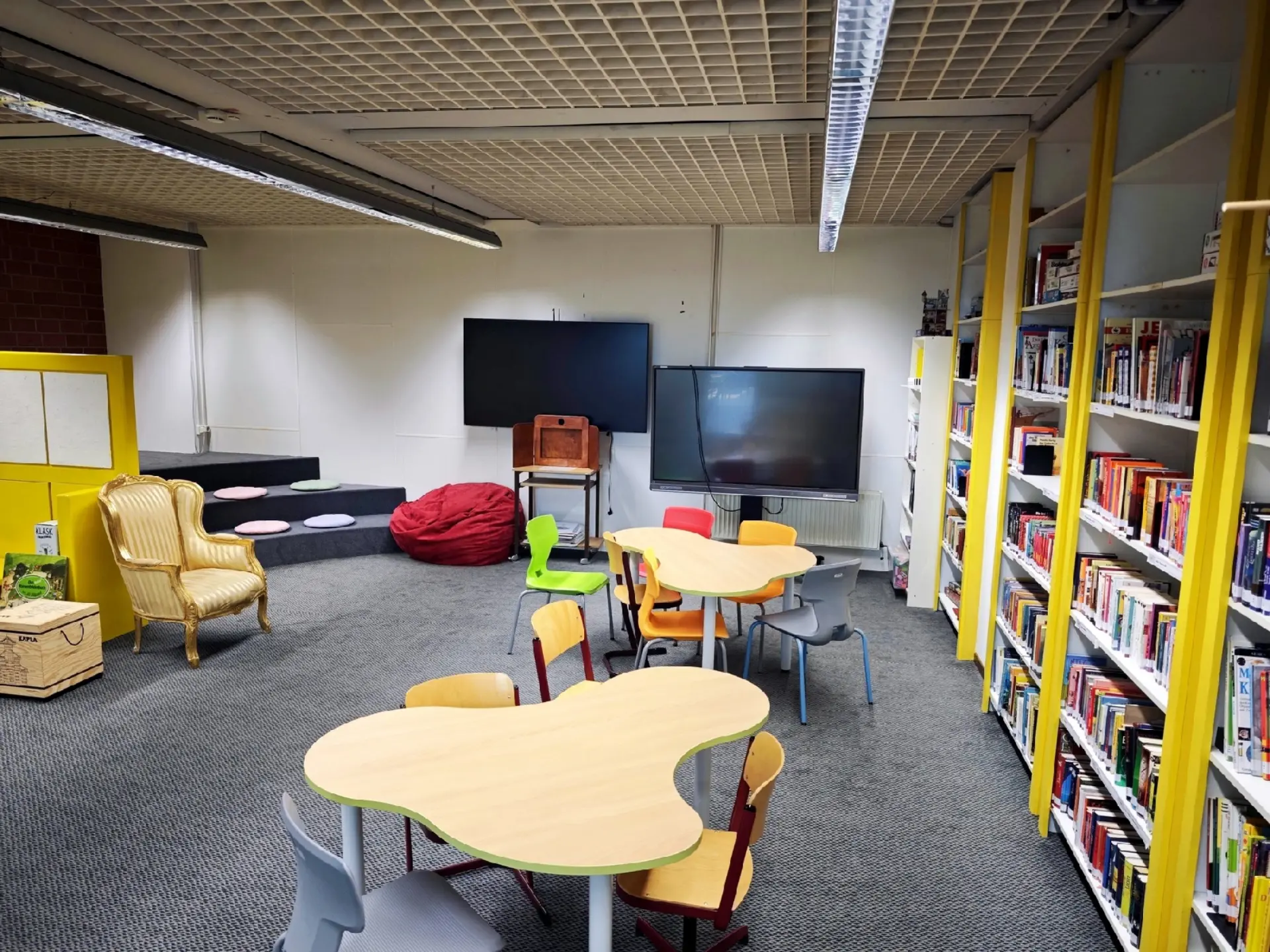 Blick in Schulbibliothek