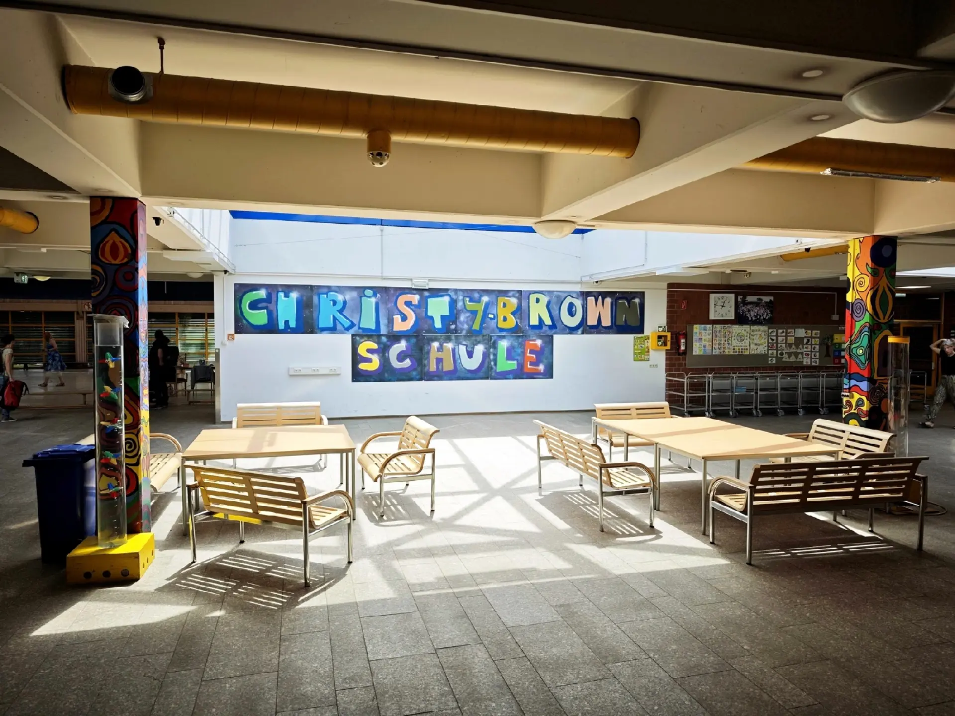 Eingangshalle mit großem Graffiti-Schriftzug des Schulnamens