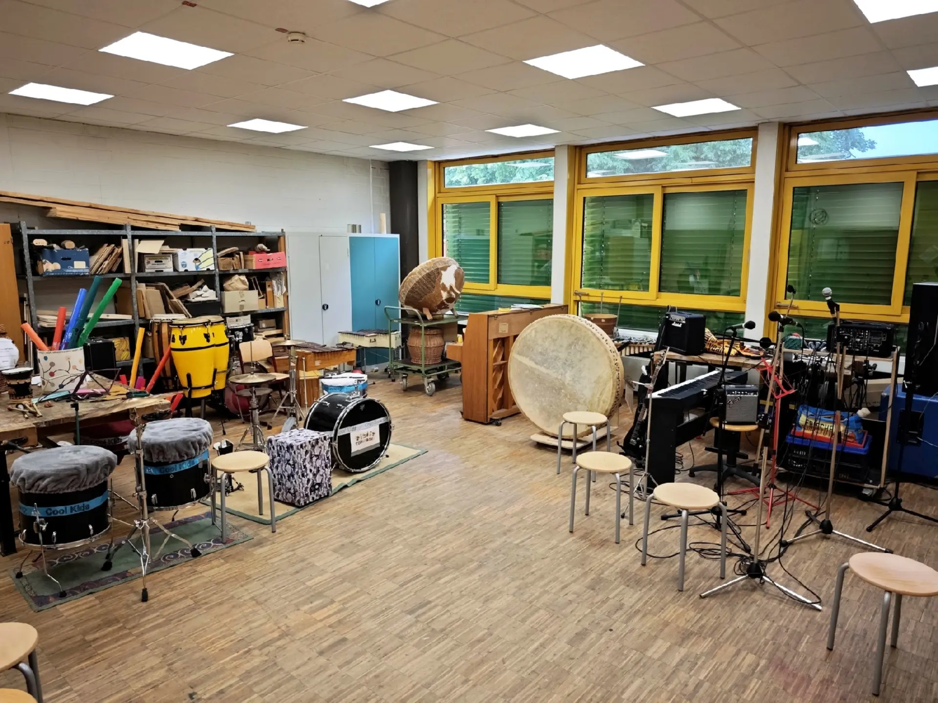 Blick in den Musikraum mit vielen Instrumenten