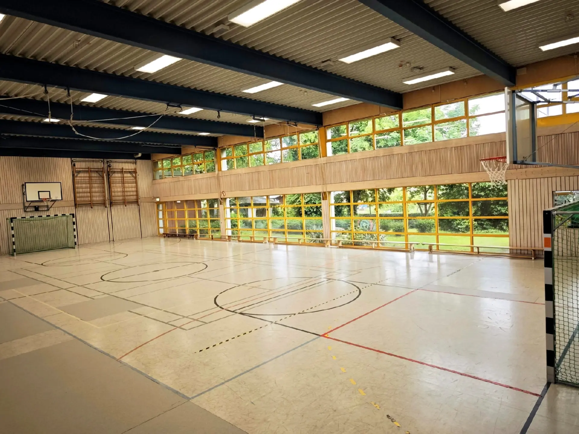 Blick in Turnhalle mit Fußballtoren und Basketballkörben