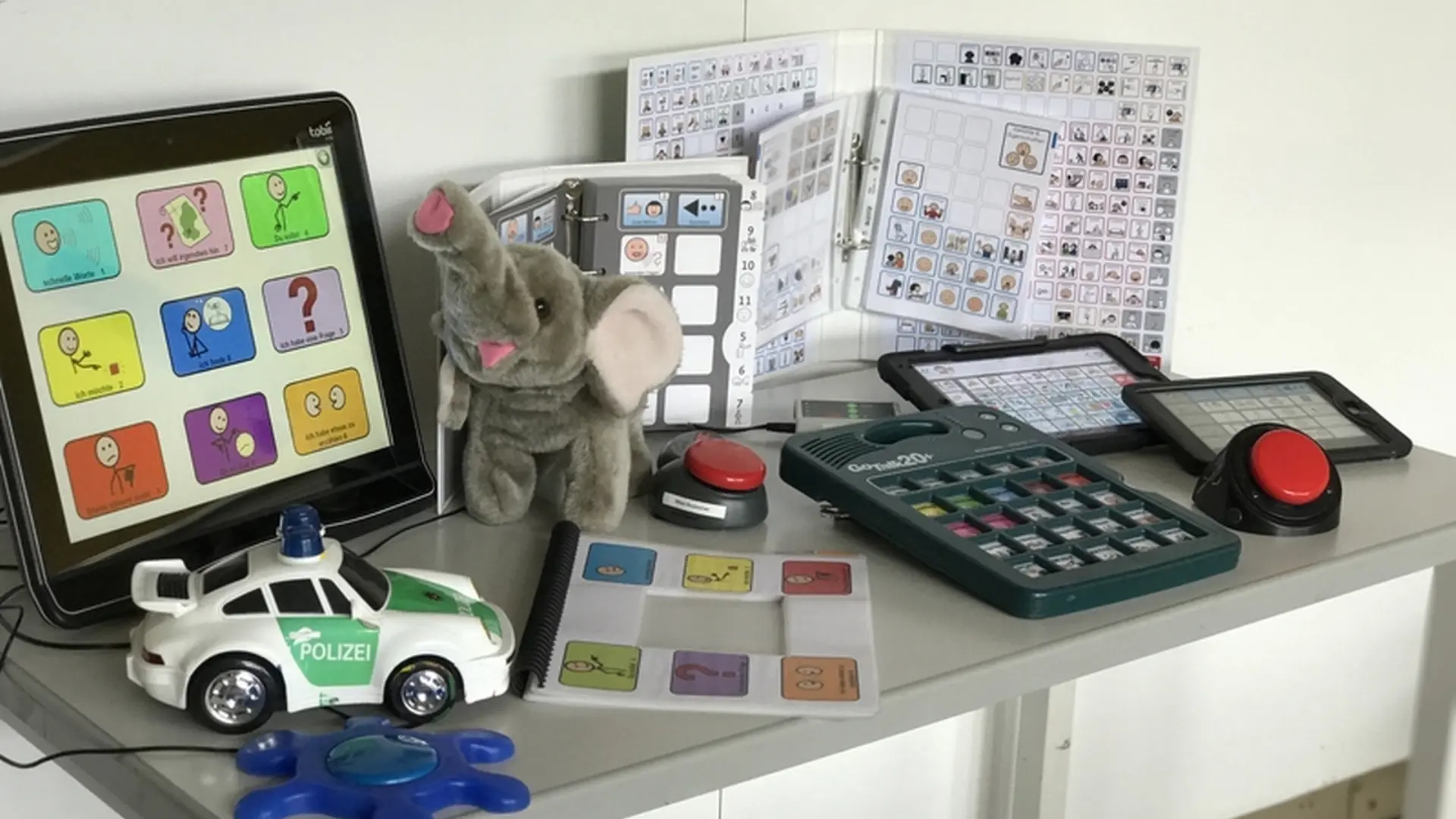 Unterstützte Kommunikation und Assistive Technologien: verschiedene Hilfsmittel auf dem Tisch