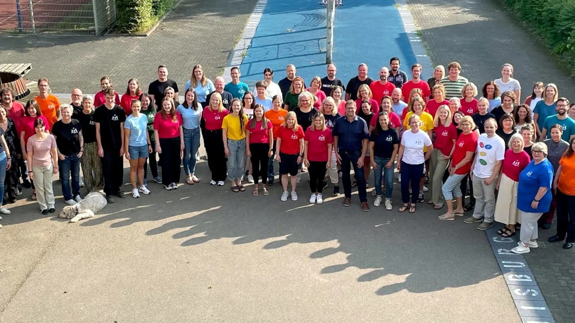 Gruppenbild des Kollegiums der LVR-Christy-Brown-Schule
