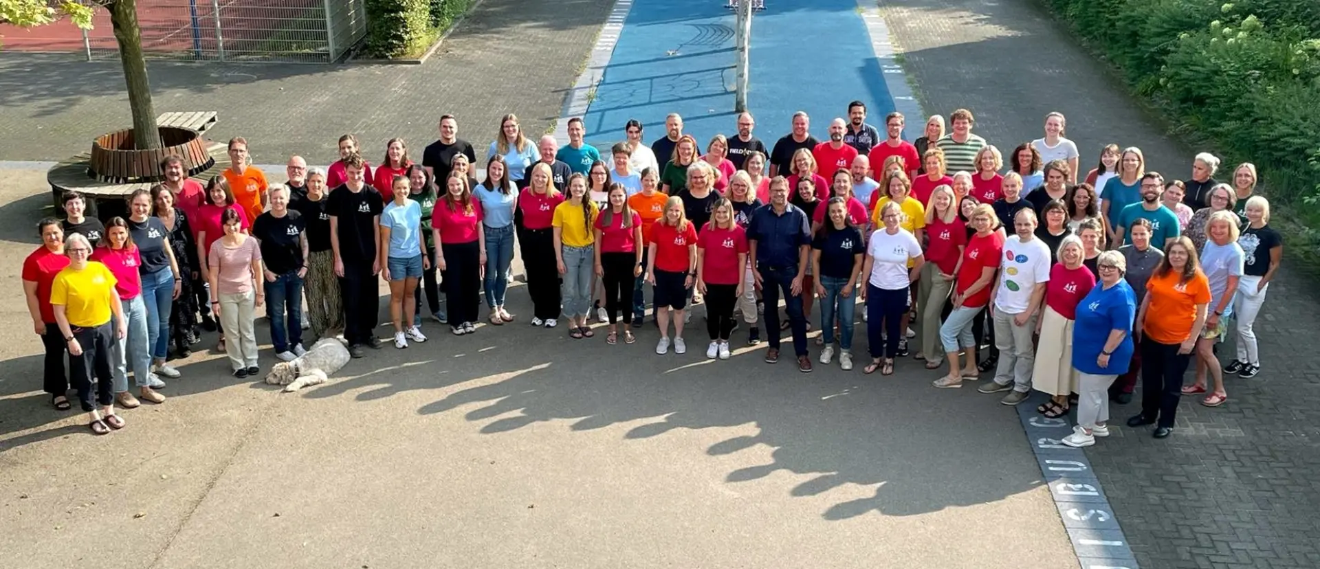 Gruppenbild des Kollegiums der LVR-Christy-Brown-Schule