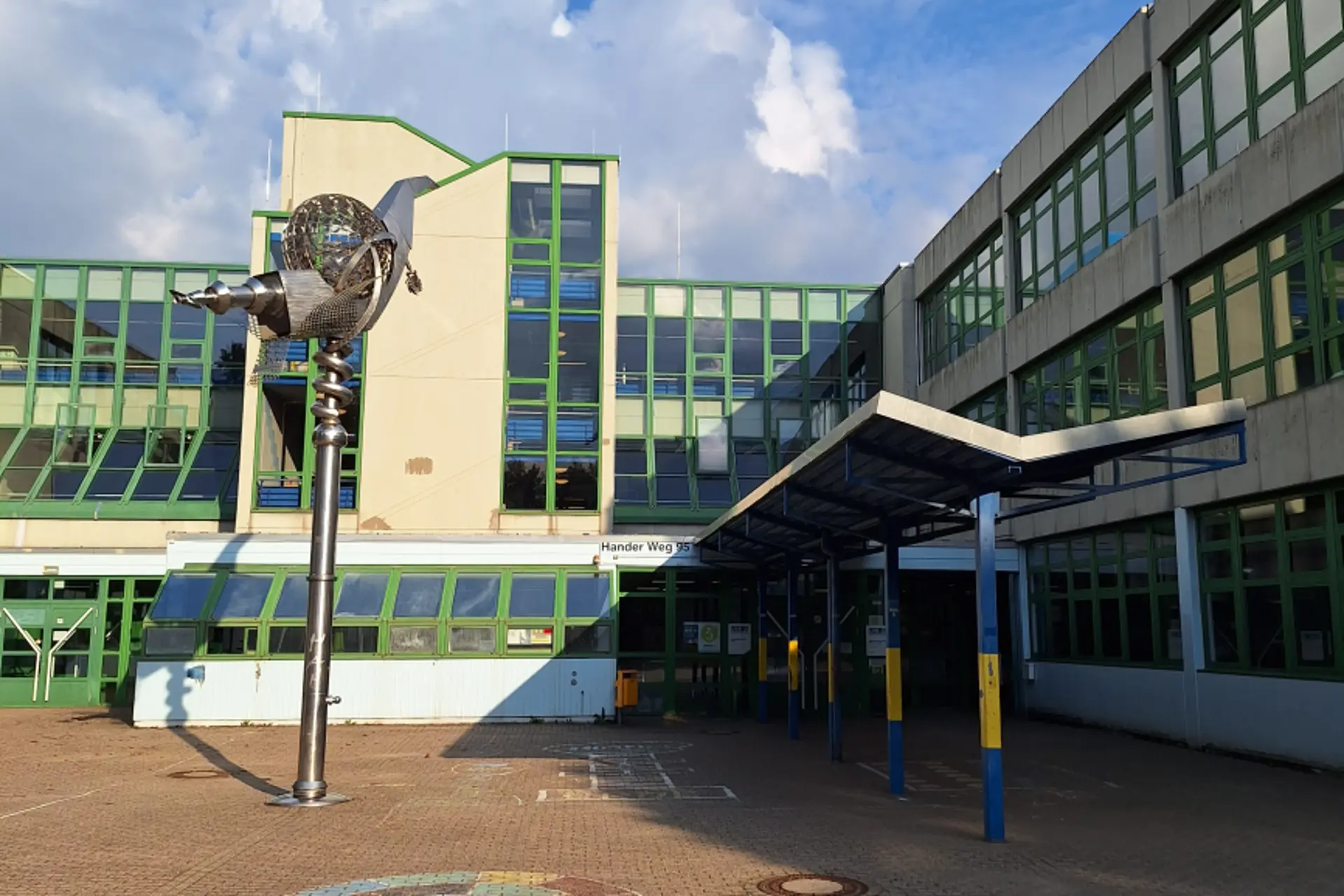 Blick auf den Eingangsbereich der LVR-David-Hirsch-Schule Aachen