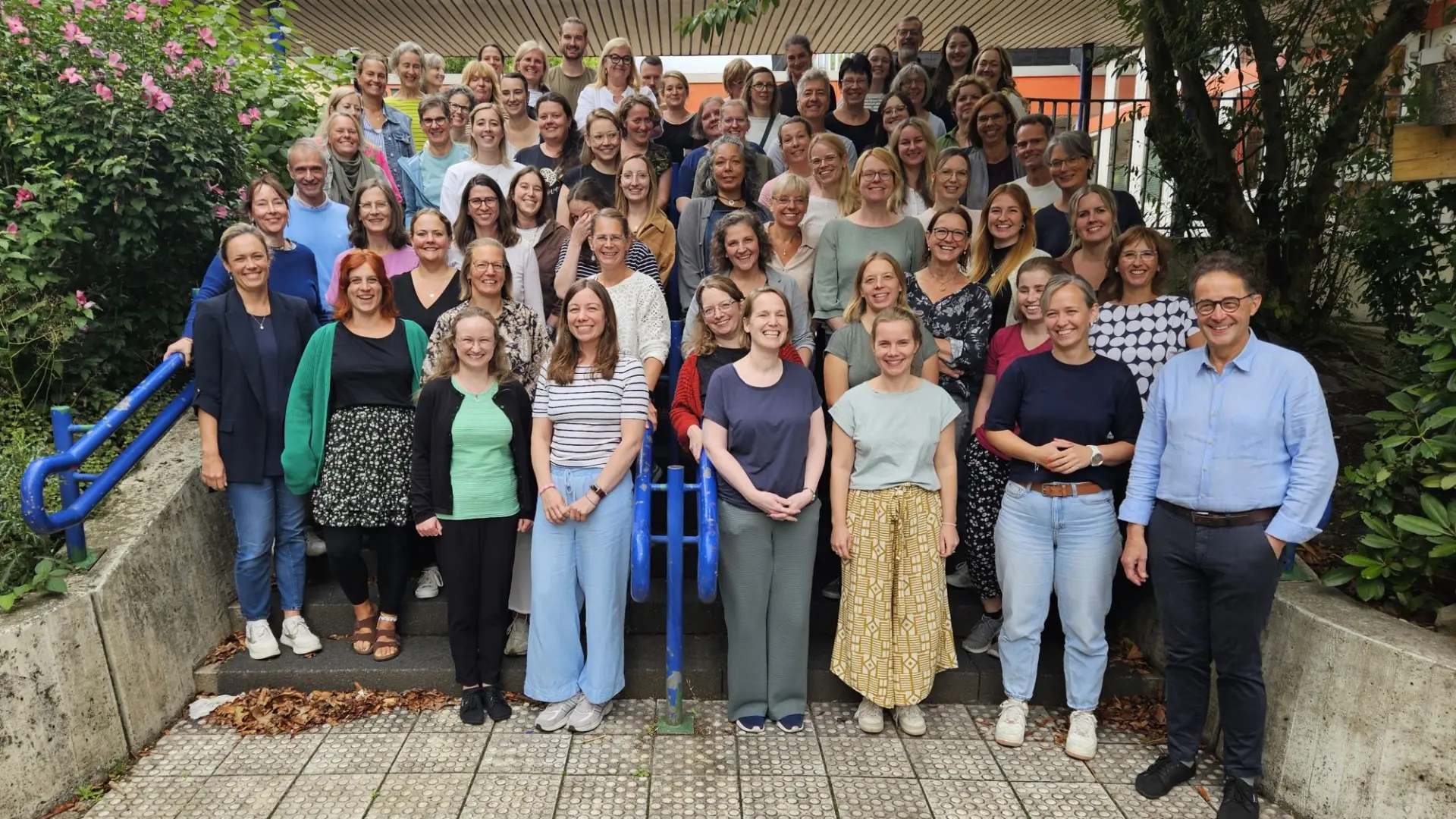 Gruppenbild des Teams der David-Ludwig-Bloch-Schule vor dem Schulgebäude