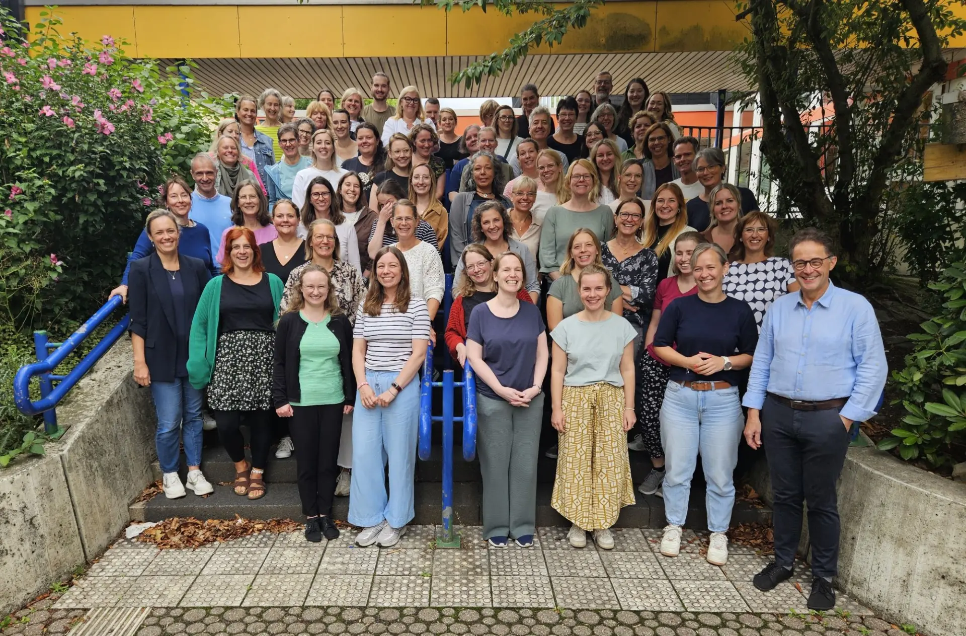 Gruppenbild des Teams der David-Ludwig-Bloch-Schule vor dem Schulgebäude