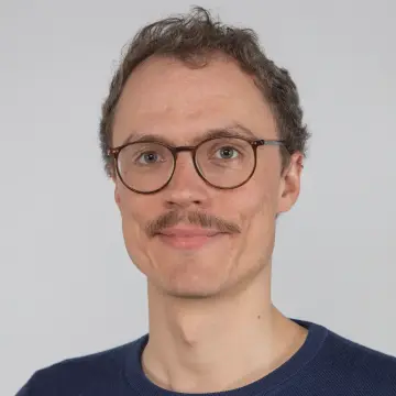 Portrait eines Mitarbeiters. 