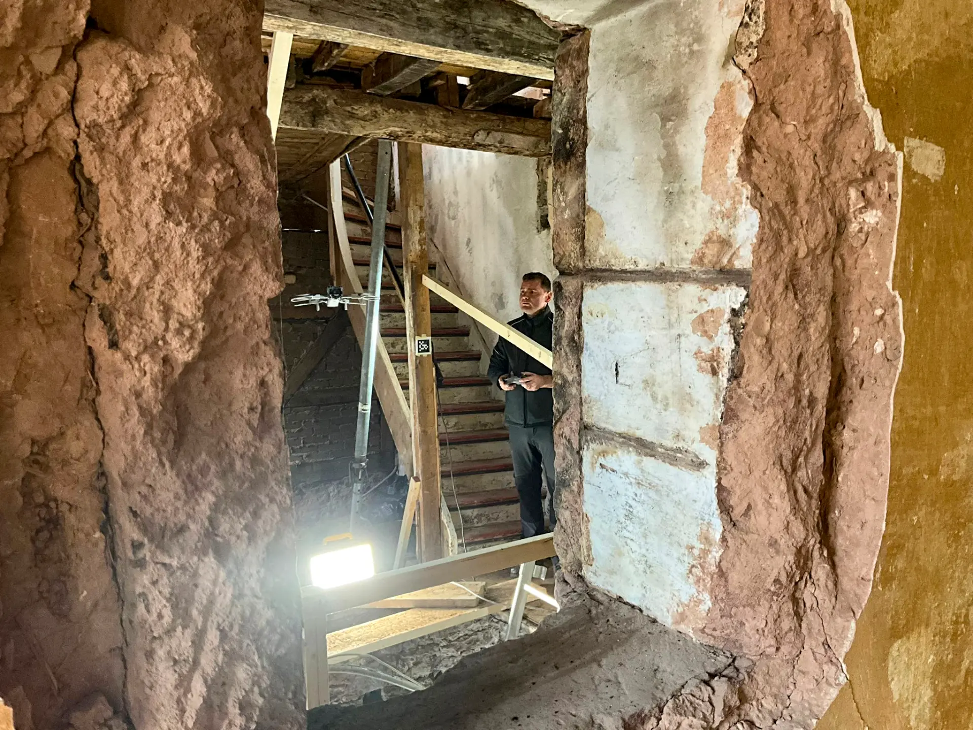 Drohne auf eine Baustelle beim Flug im Haus.