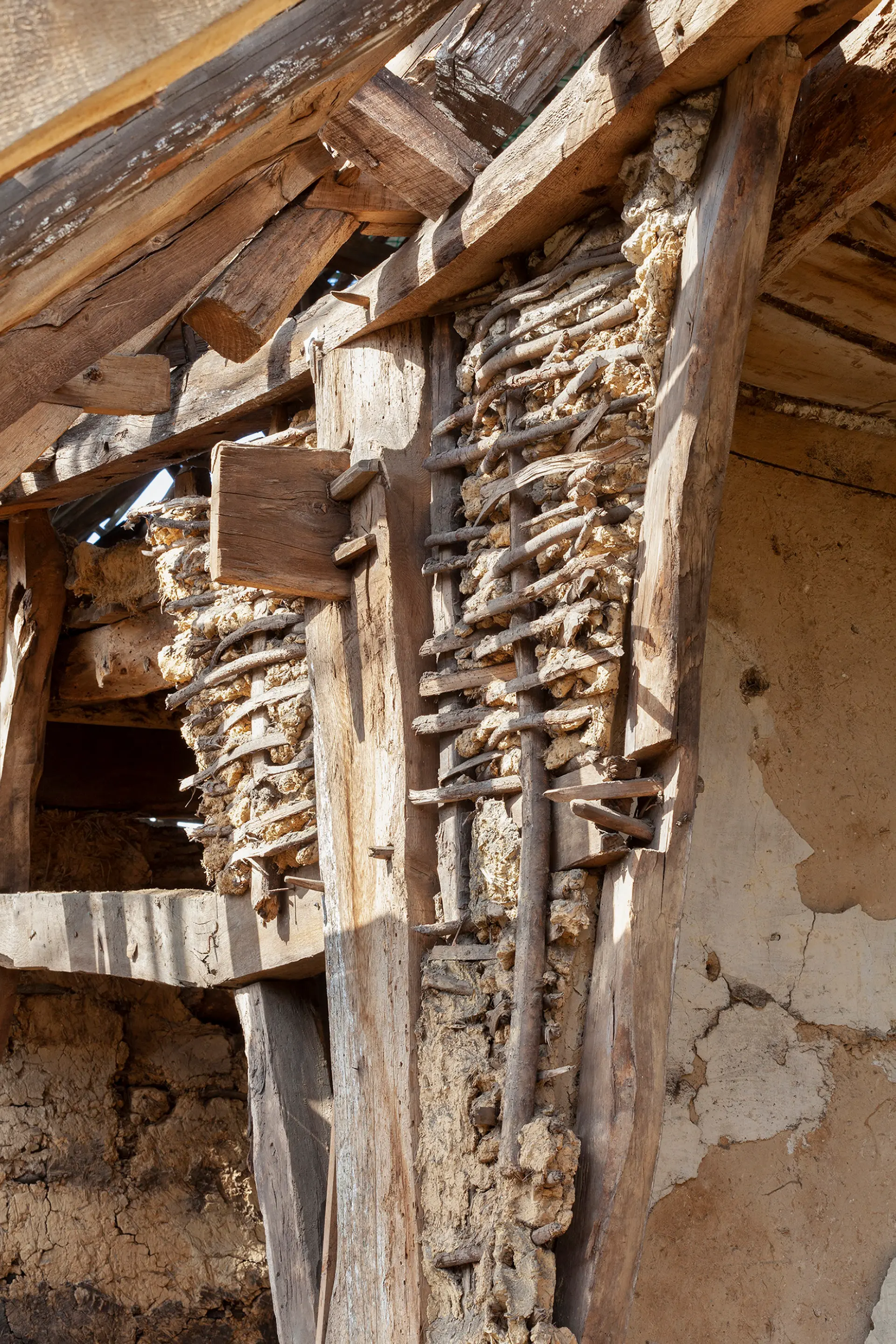 Geöffnete Fassade mit Lehmstakenausfachung an einem niederrheinischen Fachwerkhaus.