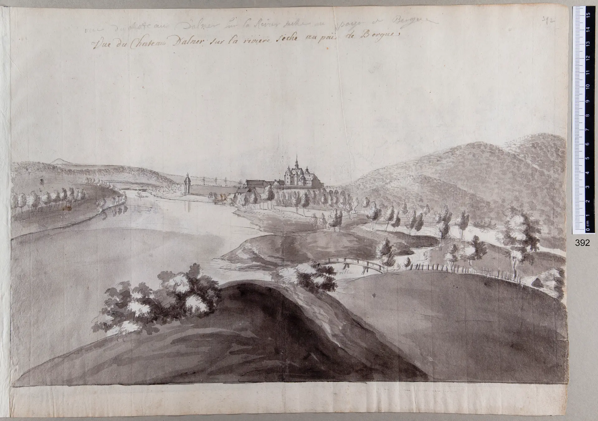 Einfarbige Aquarellskizze von Schloss Allner in der Ferne am Fluss. 