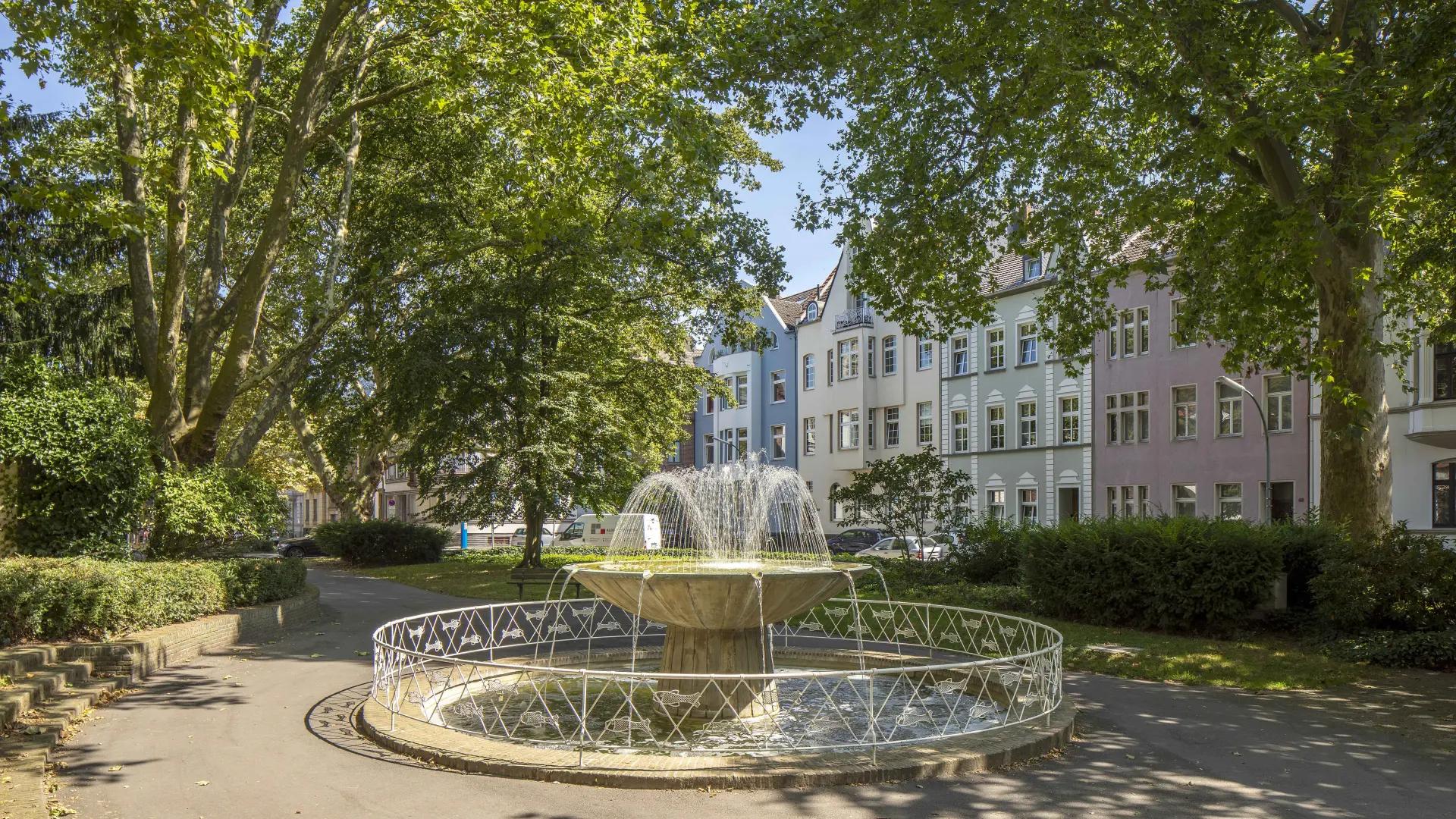 Drususplatz Neuss mit Ansicht des Springbrunnens