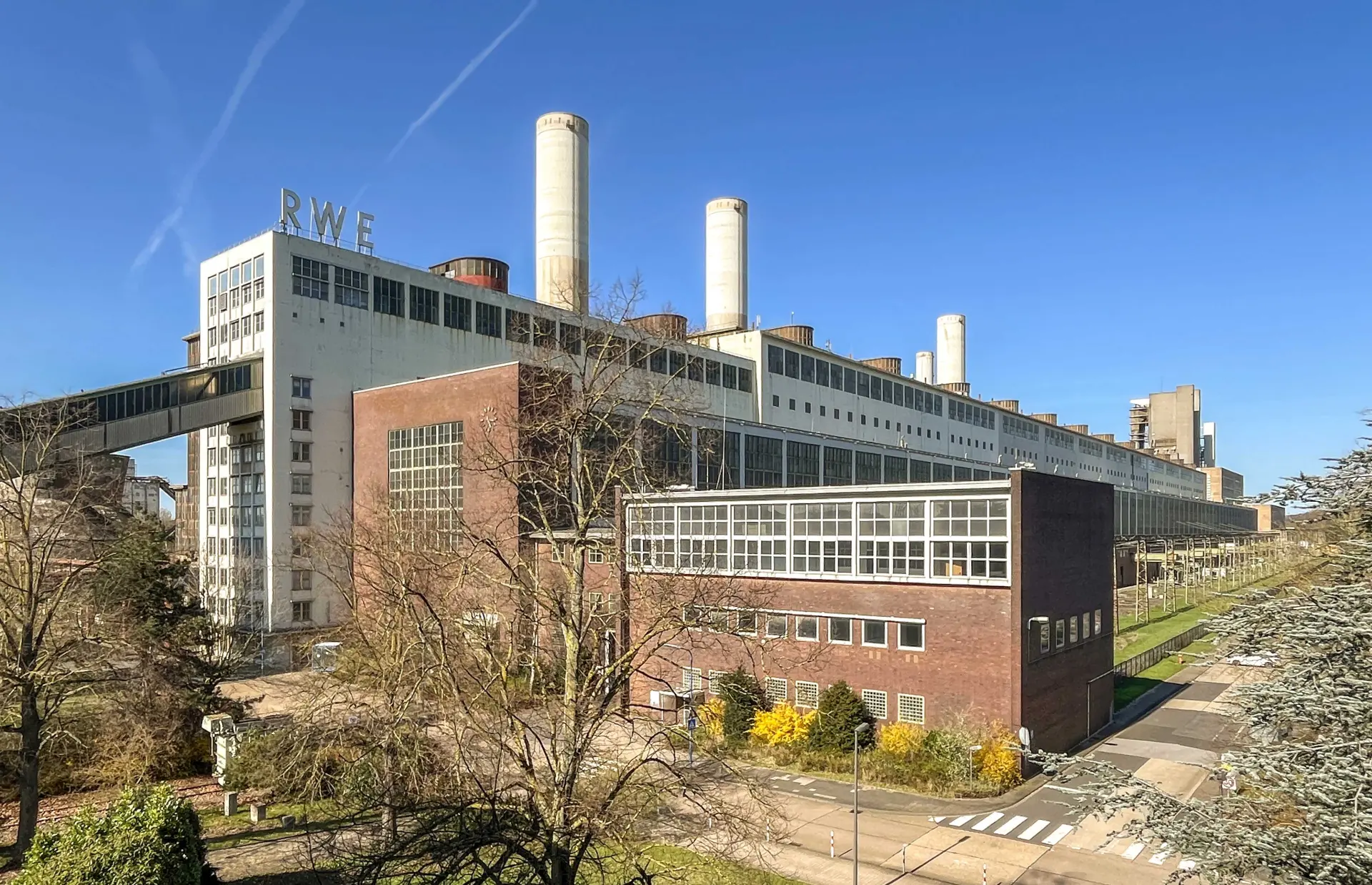 Blick von Süden auf das Braunkohlenkraftwerk Frimmersdorf 2 in Grevenbroich mit Maschinenhaus und Zentralwarte. 
