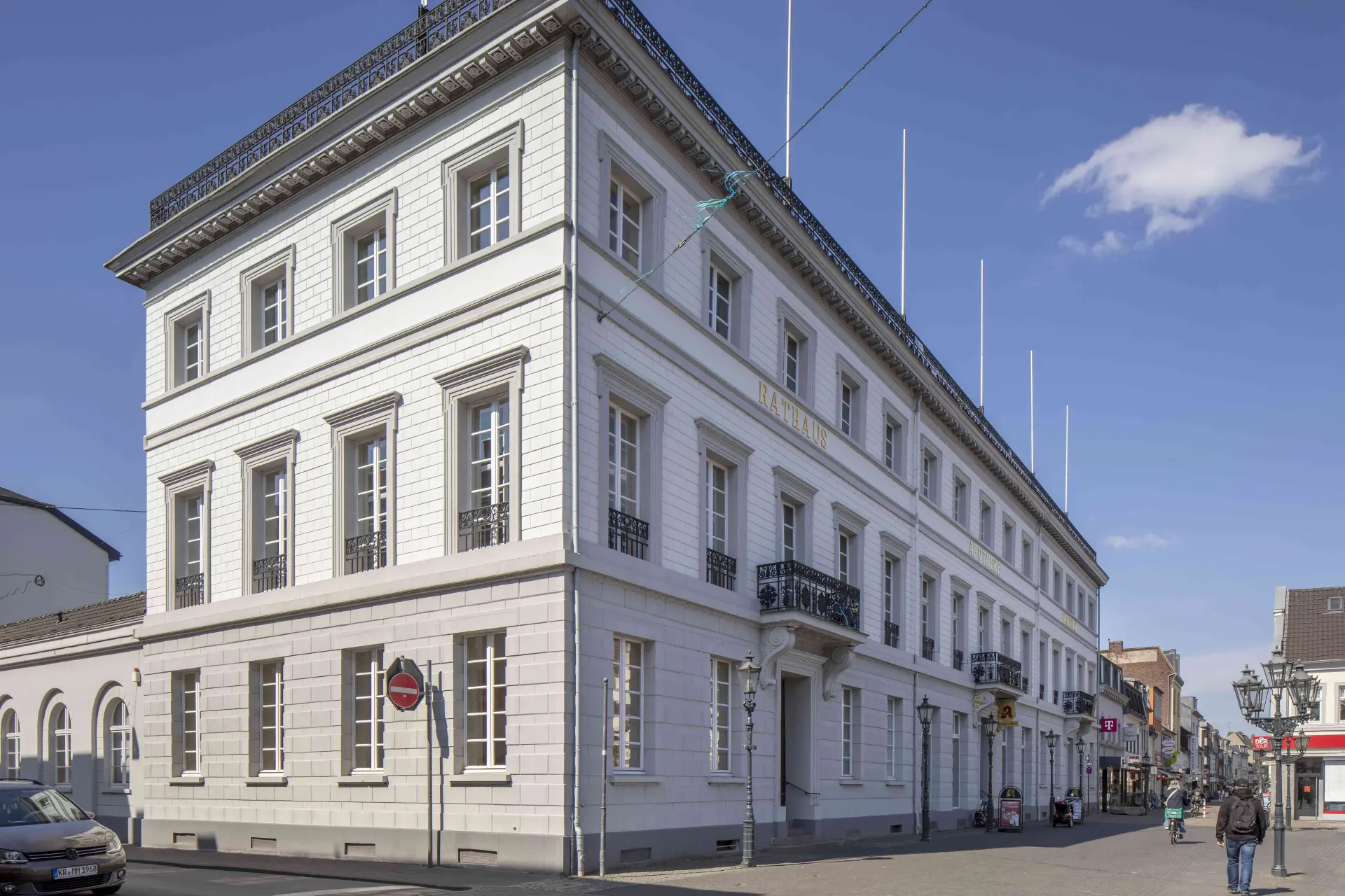 Fassade eines klassizistischen Bürgerhauses, heute Rathaus, am Uerdinger Markt. 