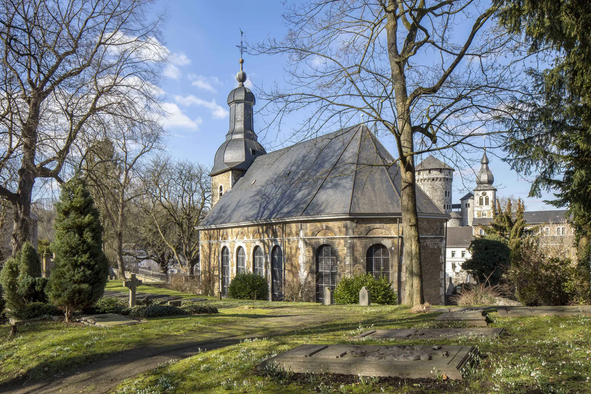 Blick von Süden auf die evangelische Kirche Finkenberg und den zugehörigen Friedhof. 