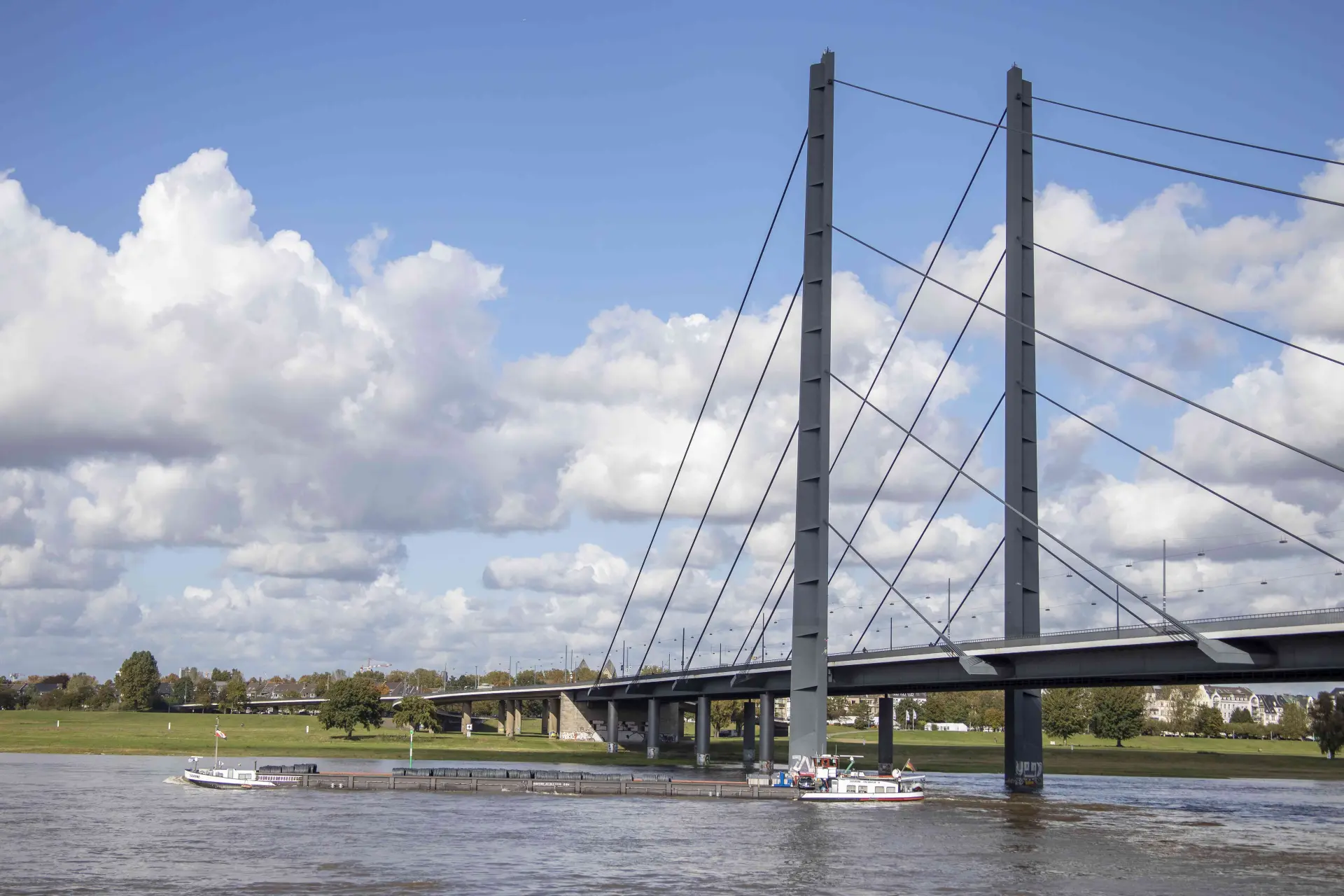 Ansicht einer Schrägseilbrücke über den Rhein in Düsseldorf. 