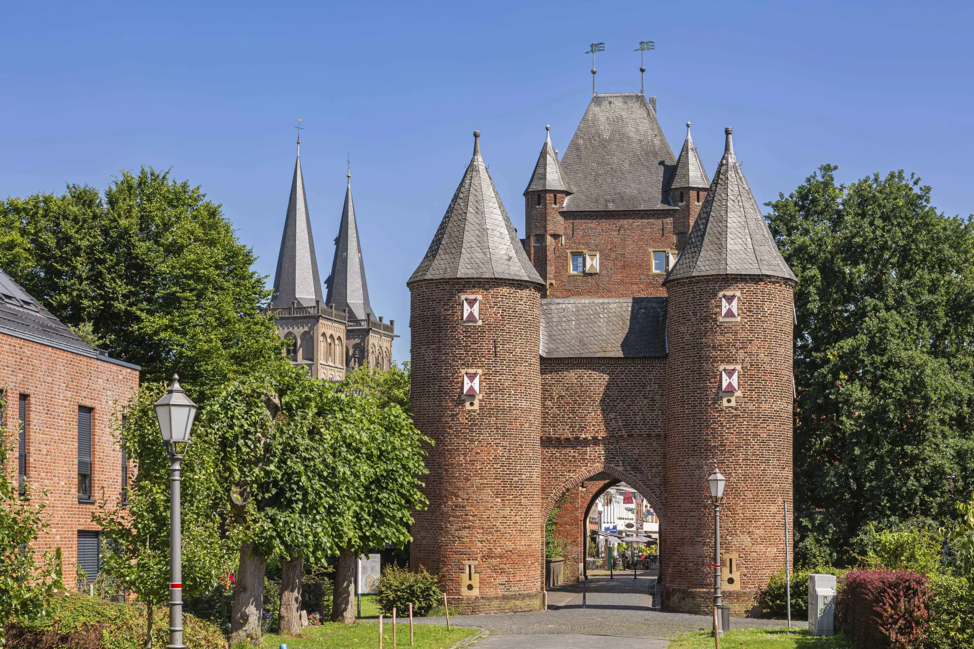 Xanten, Ansicht des Klever Tors, im Hintergrund Xantener Dom St. Viktor. 