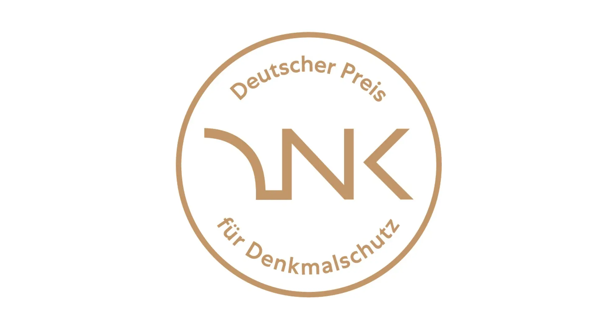 Goldener Kreis mit Aufschrift Deutscher Preis für Denkmalschutz, in der Mitte DNK