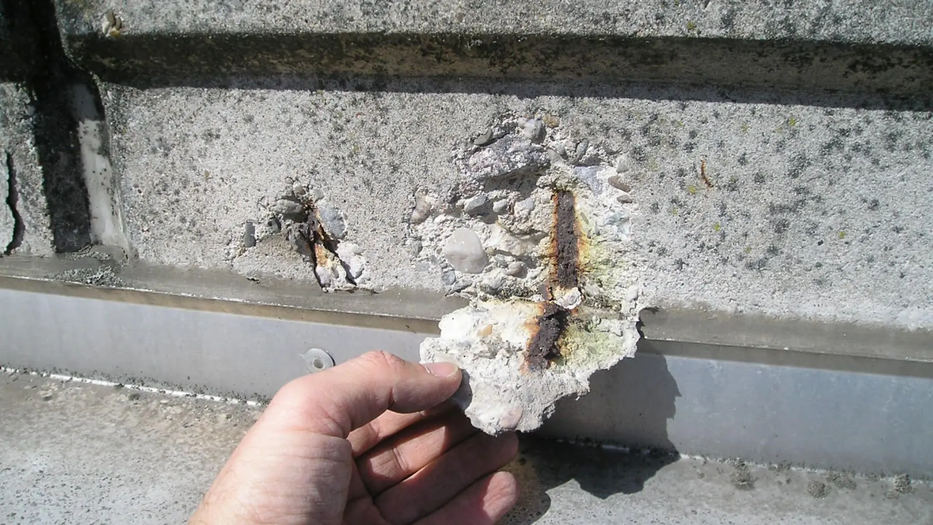 Schadensbild mit abgesprengter Betonoberfläche dort, wo Eisen rostet