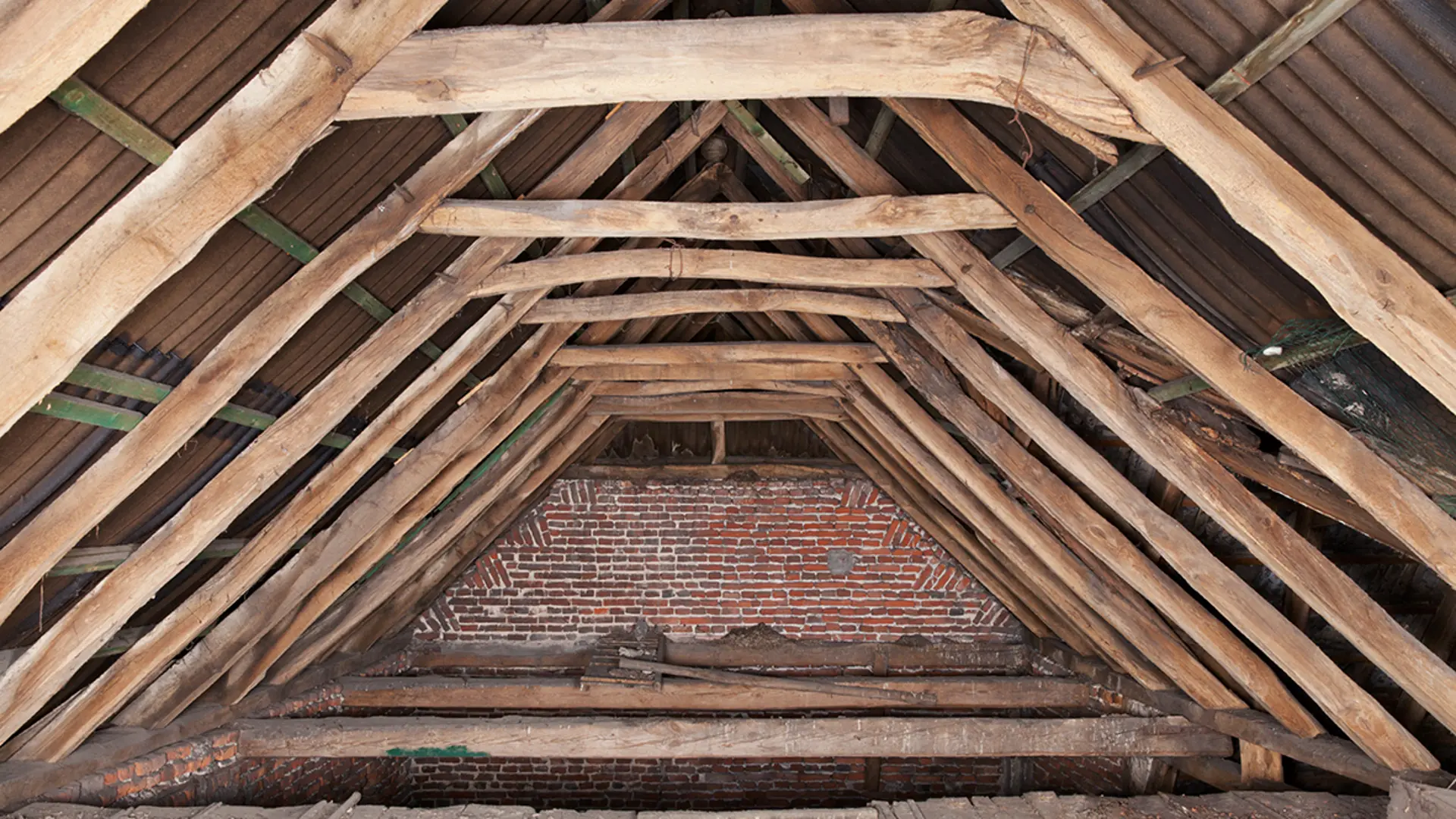 Balkenwerk eines Dachstuhls