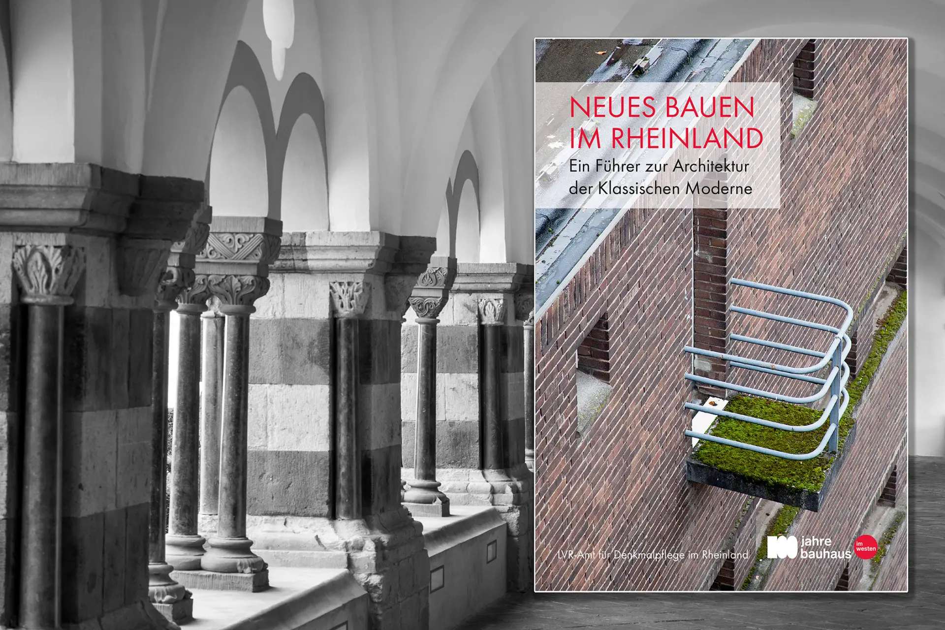 Brauweiler Kreuzgang mit darauf montiertem Titelbild des Architekturführers Neues Bauen, Fassadendetail.