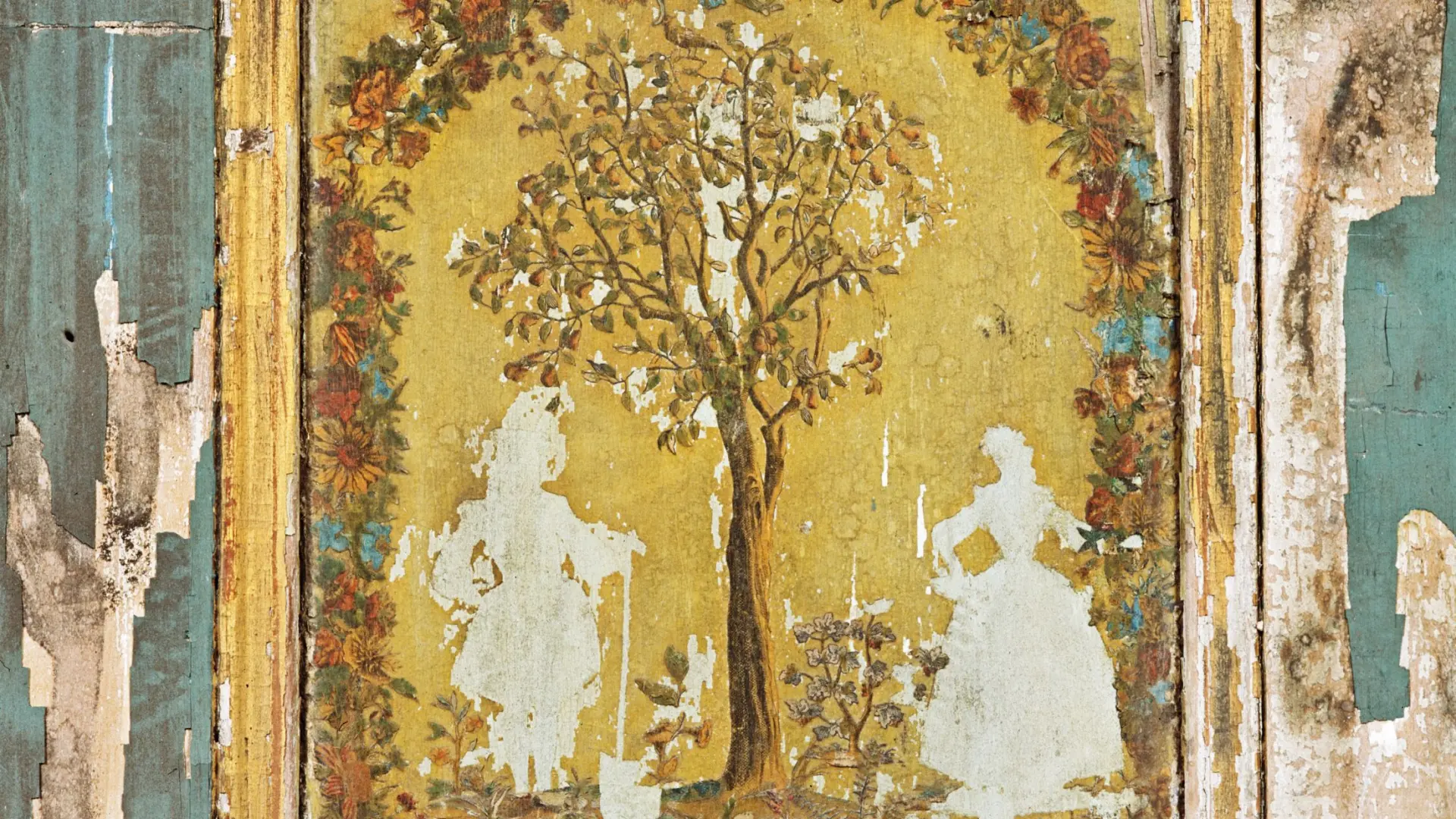 In einer ovalen Blumenranke ist ein Baum abgebildet. Rechts und links neben dem Baum sind hellerscheinende Fehlstellen, die die Form von barocken Figuren zeigen, deren Darstellungen heute verloren sind.